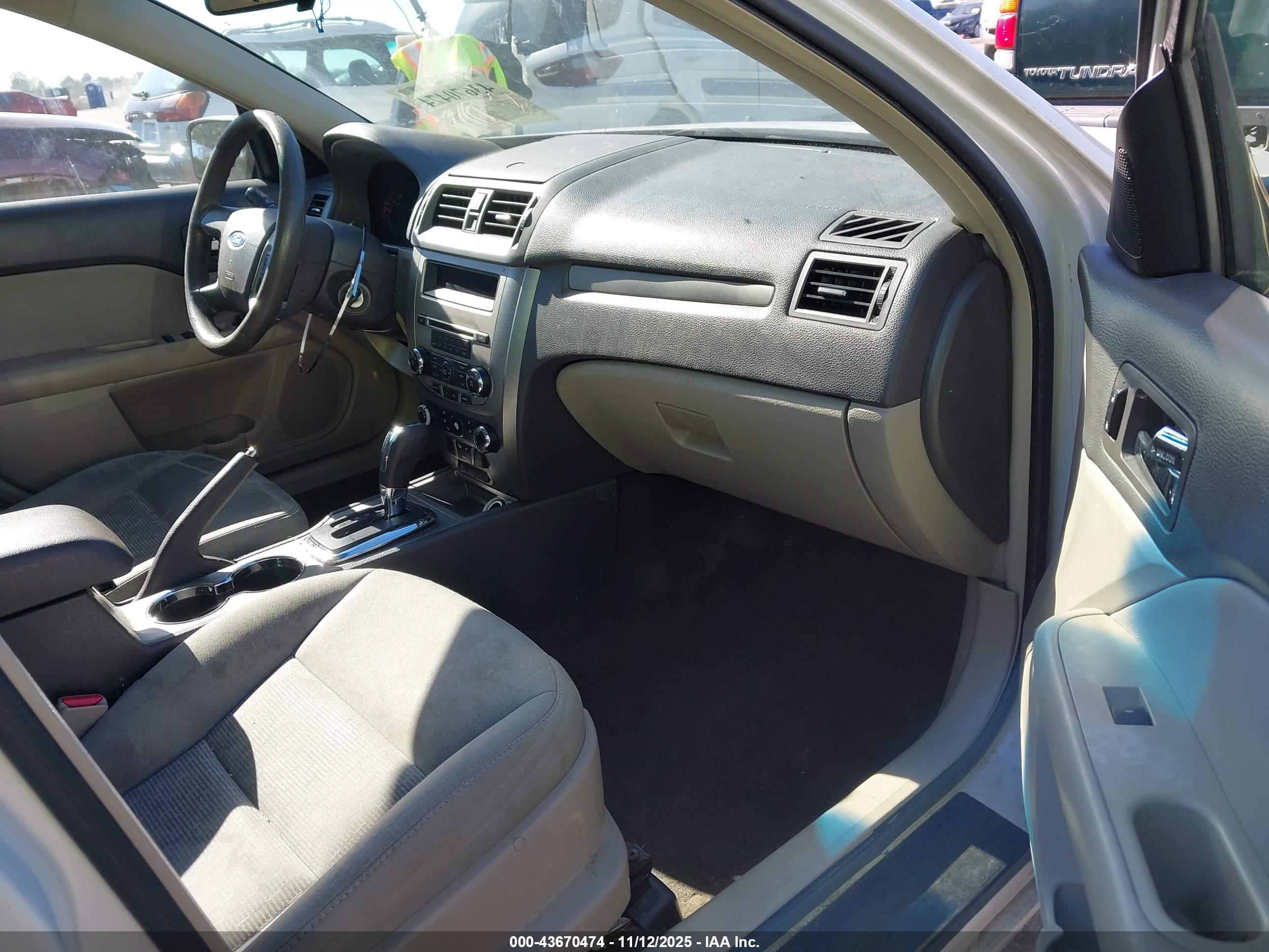 FORD FUSION image 5