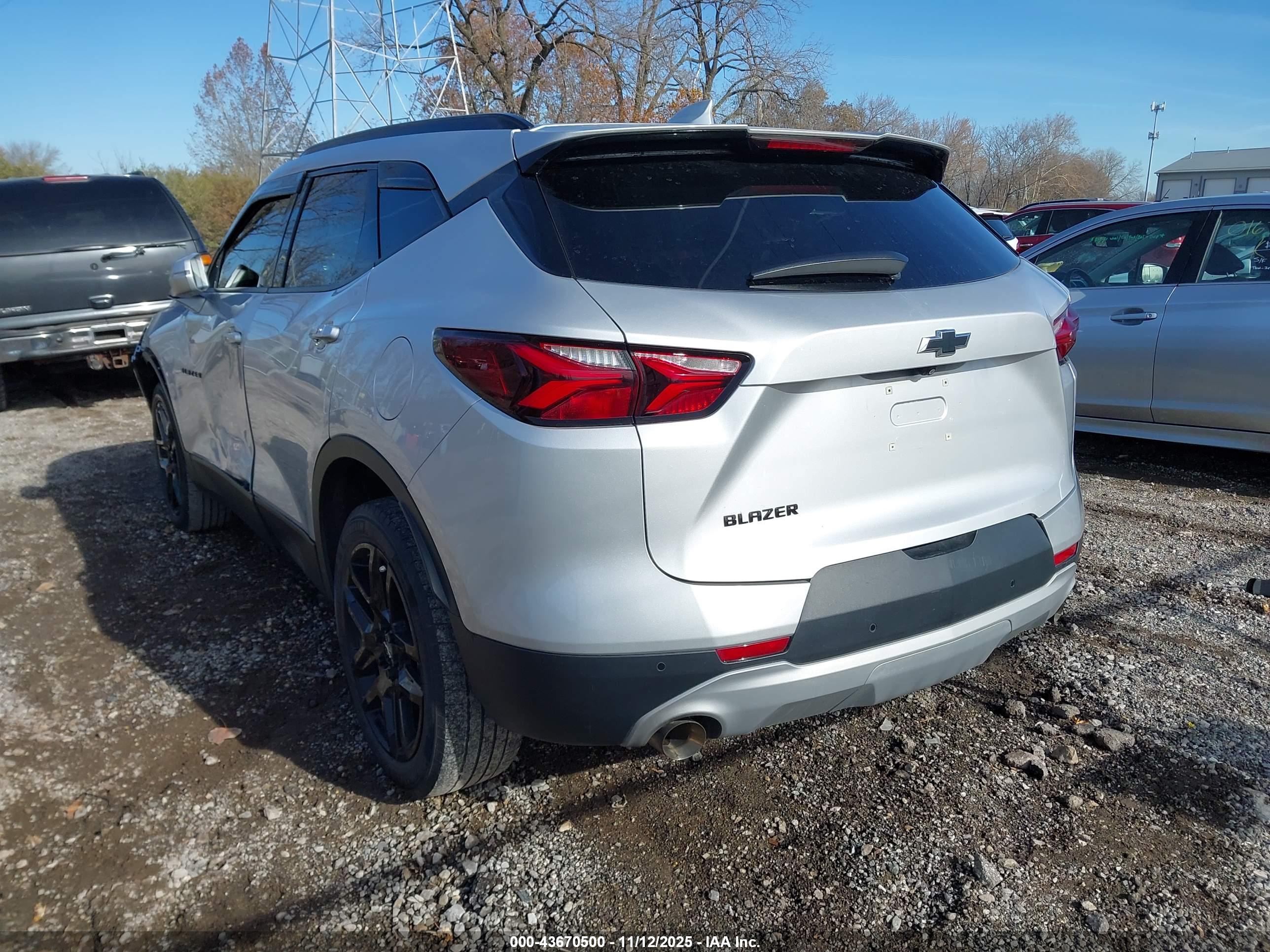 CHEVROLET BLAZER image 3