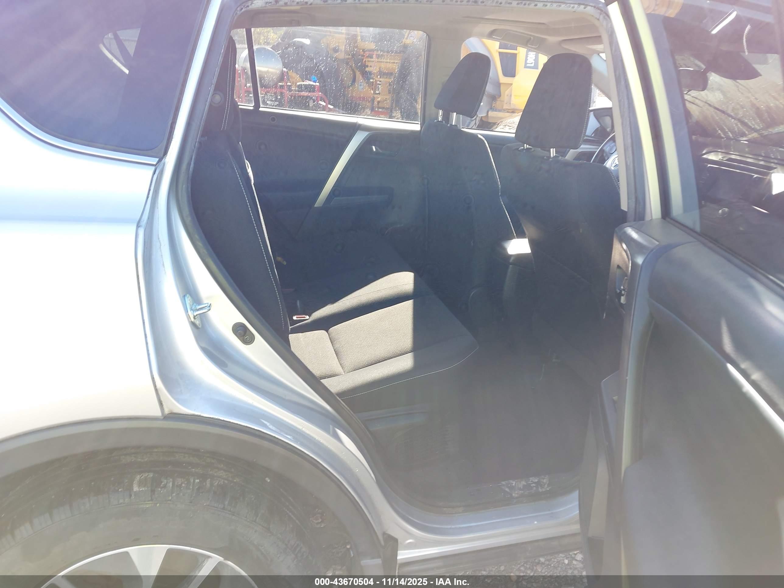 TOYOTA RAV4 image 8