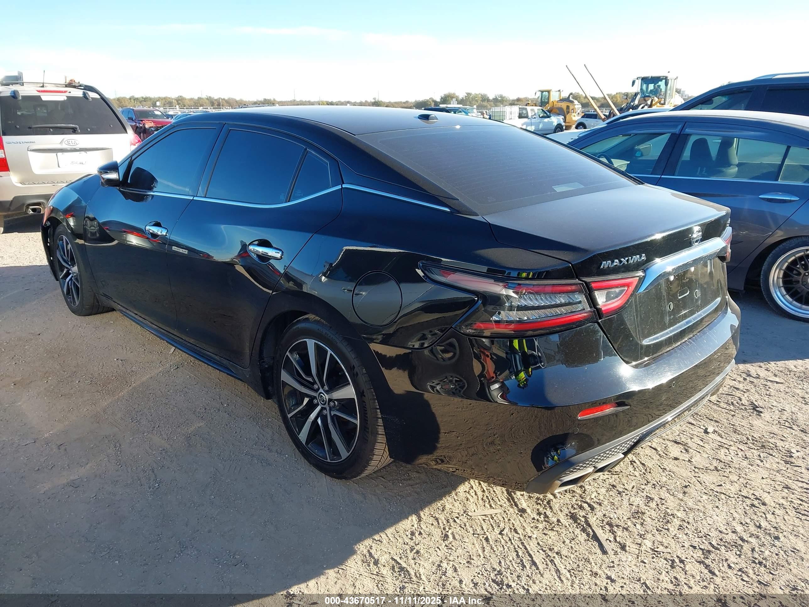 NISSAN MAXIMA image 3