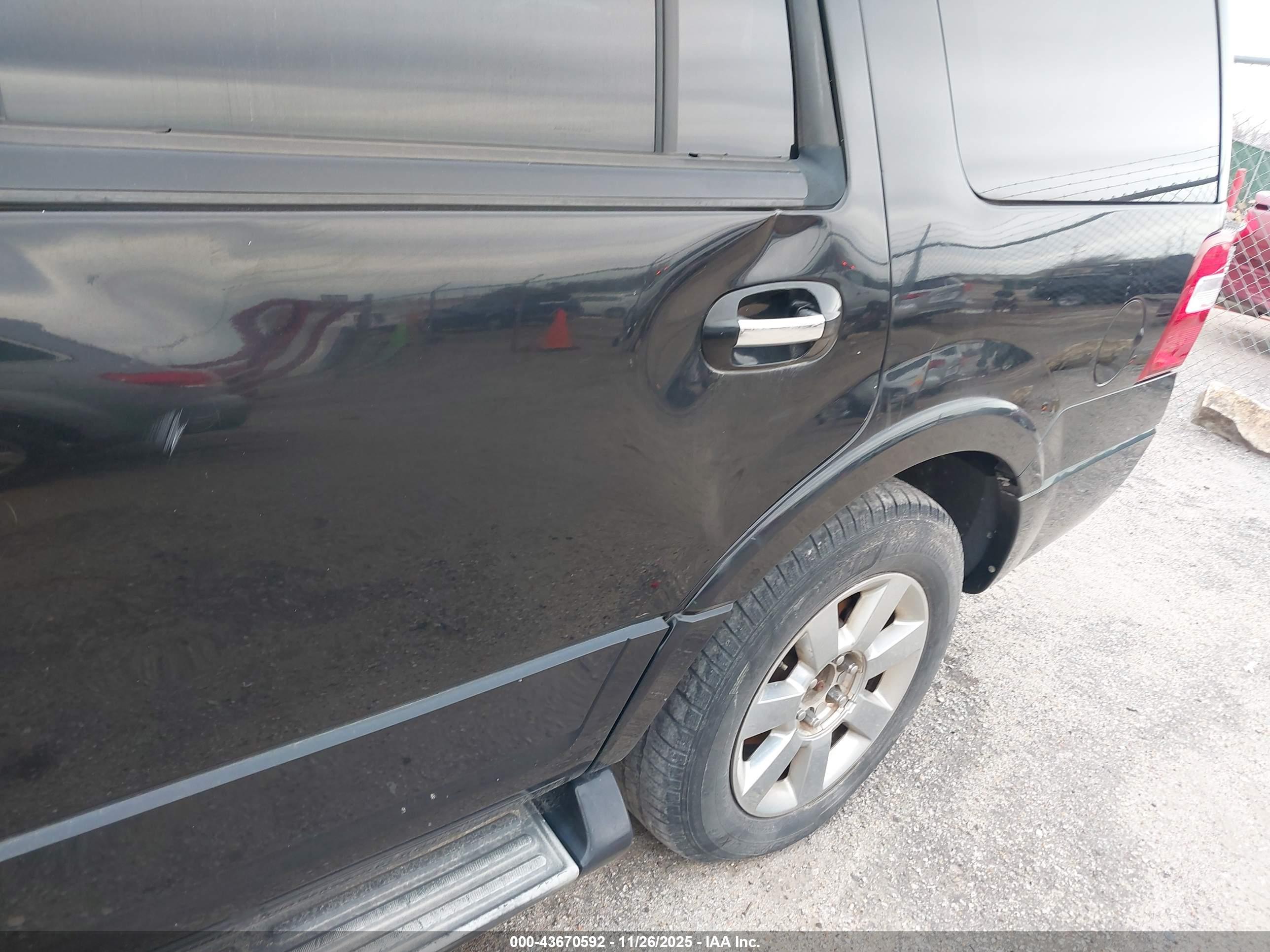 FORD EXPEDITION image 6