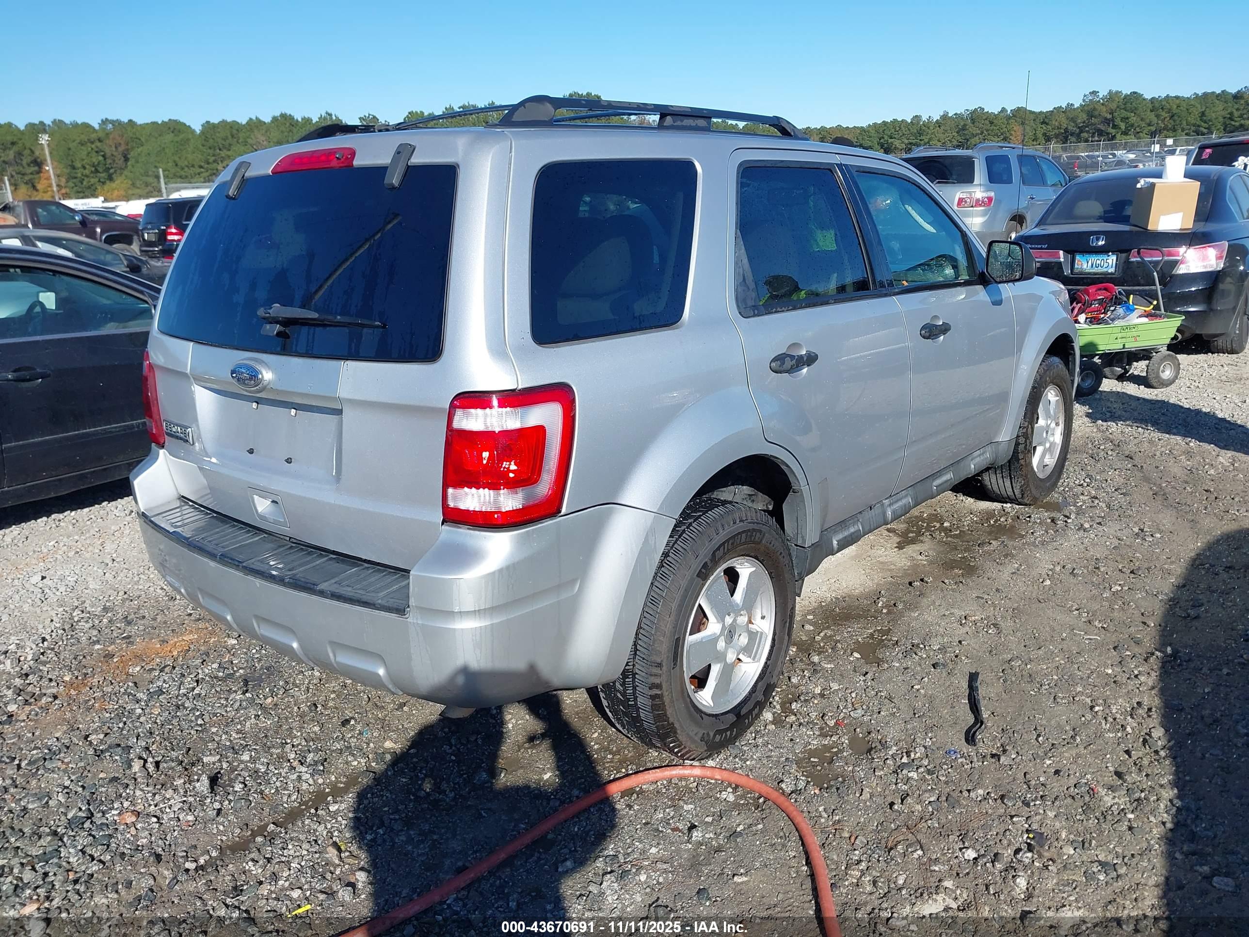 FORD ESCAPE image 4