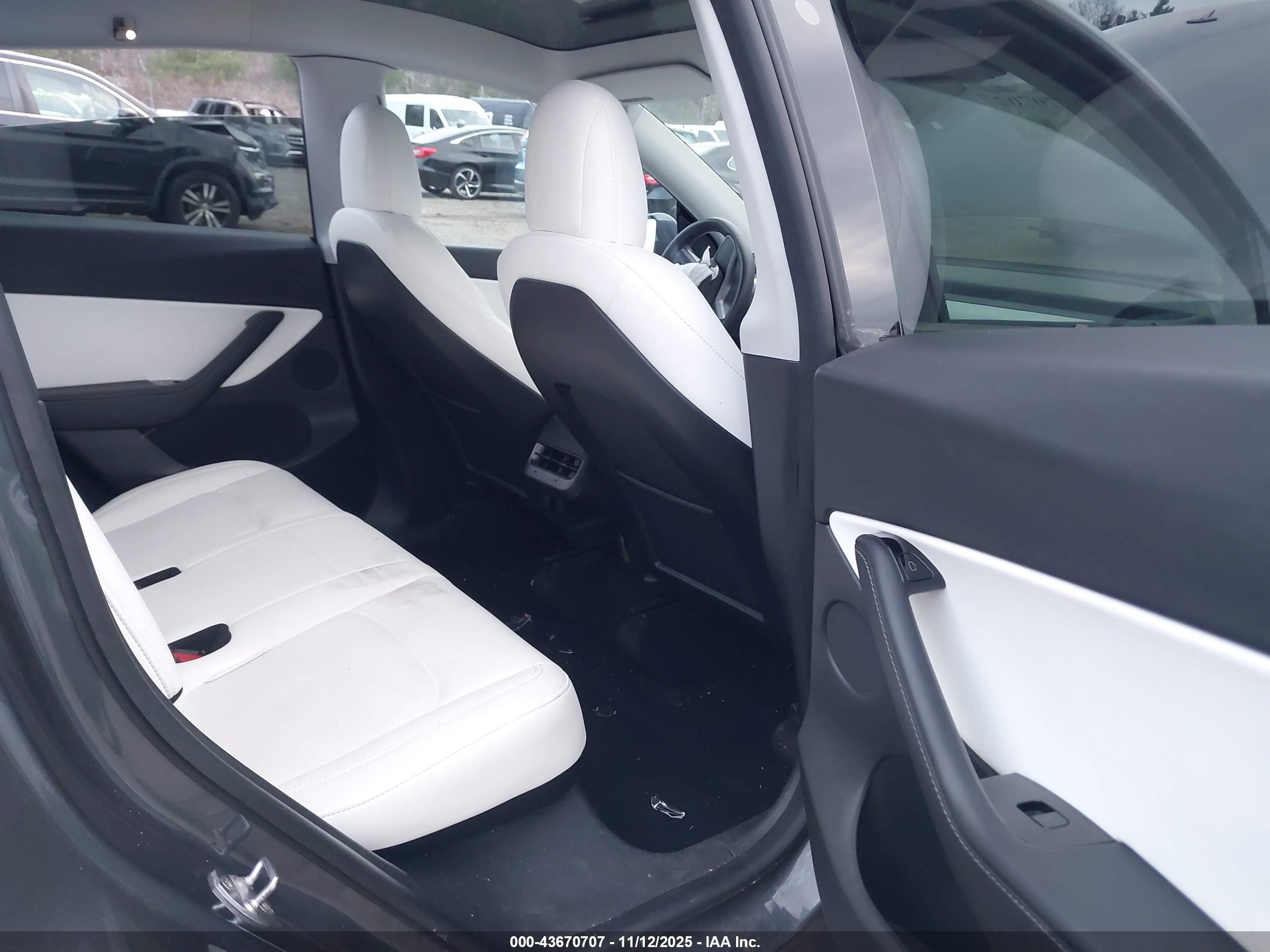TESLA MODEL image 8