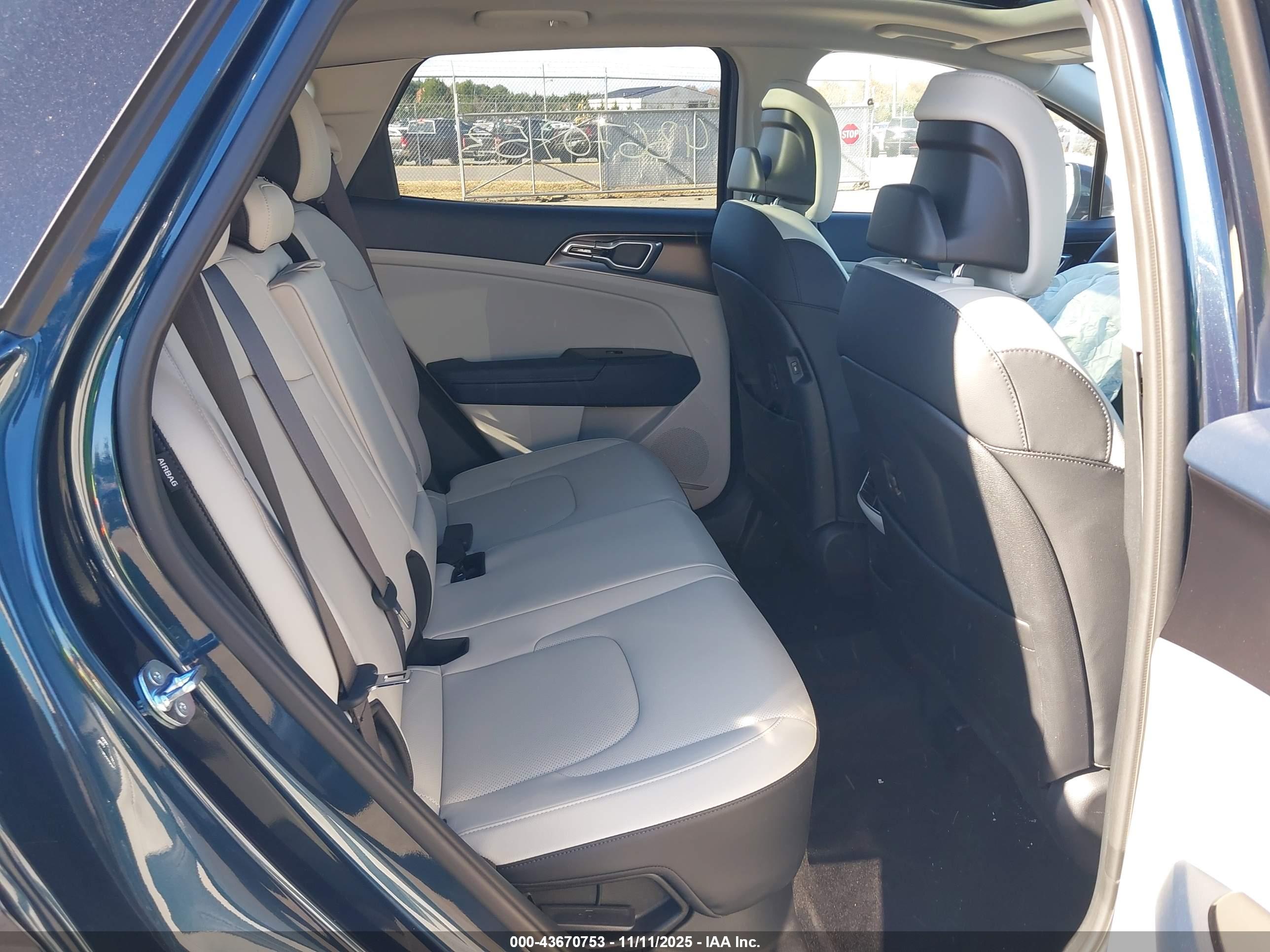 KIA SPORTAGE image 8