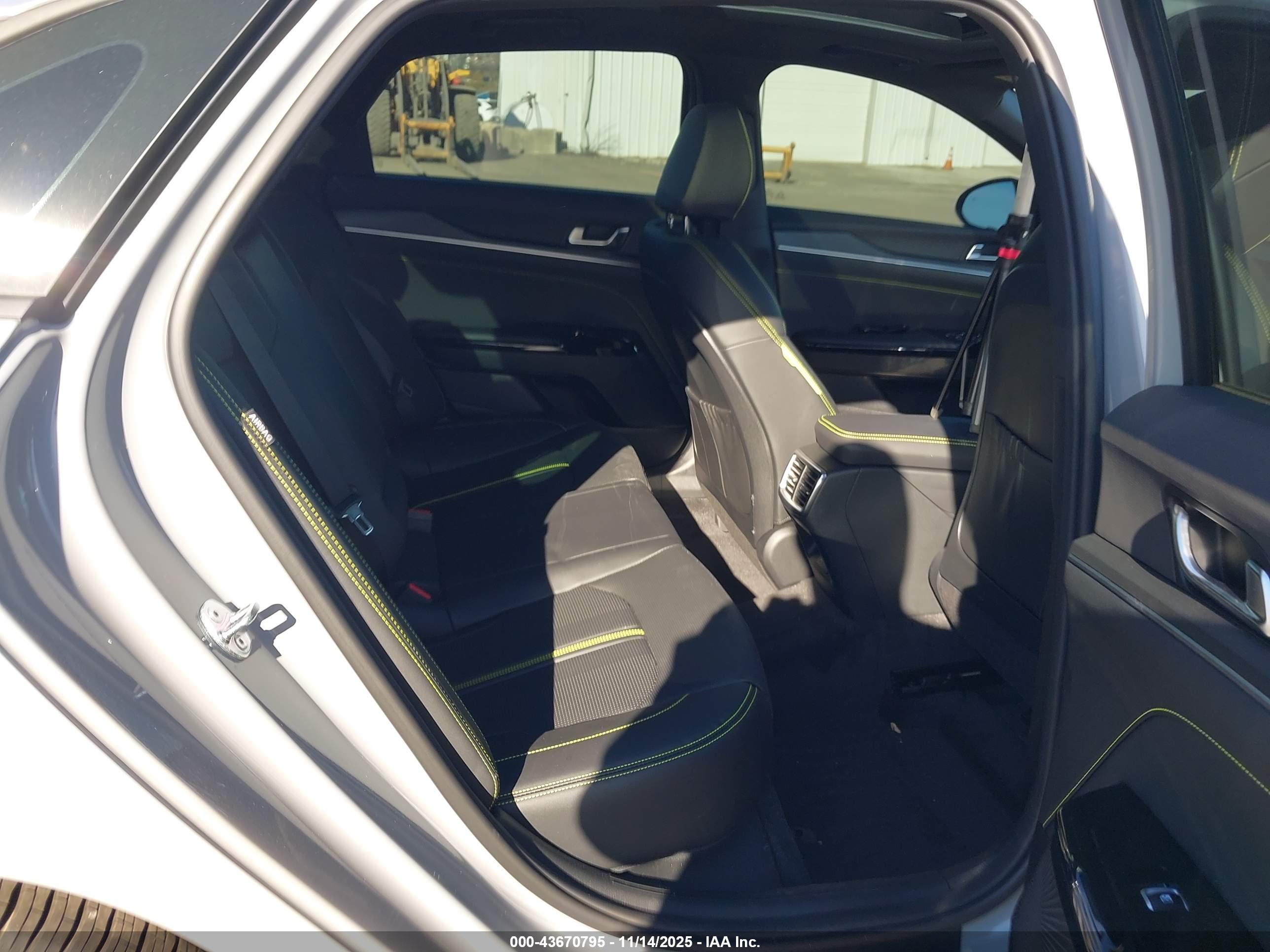 KIA K5 image 8