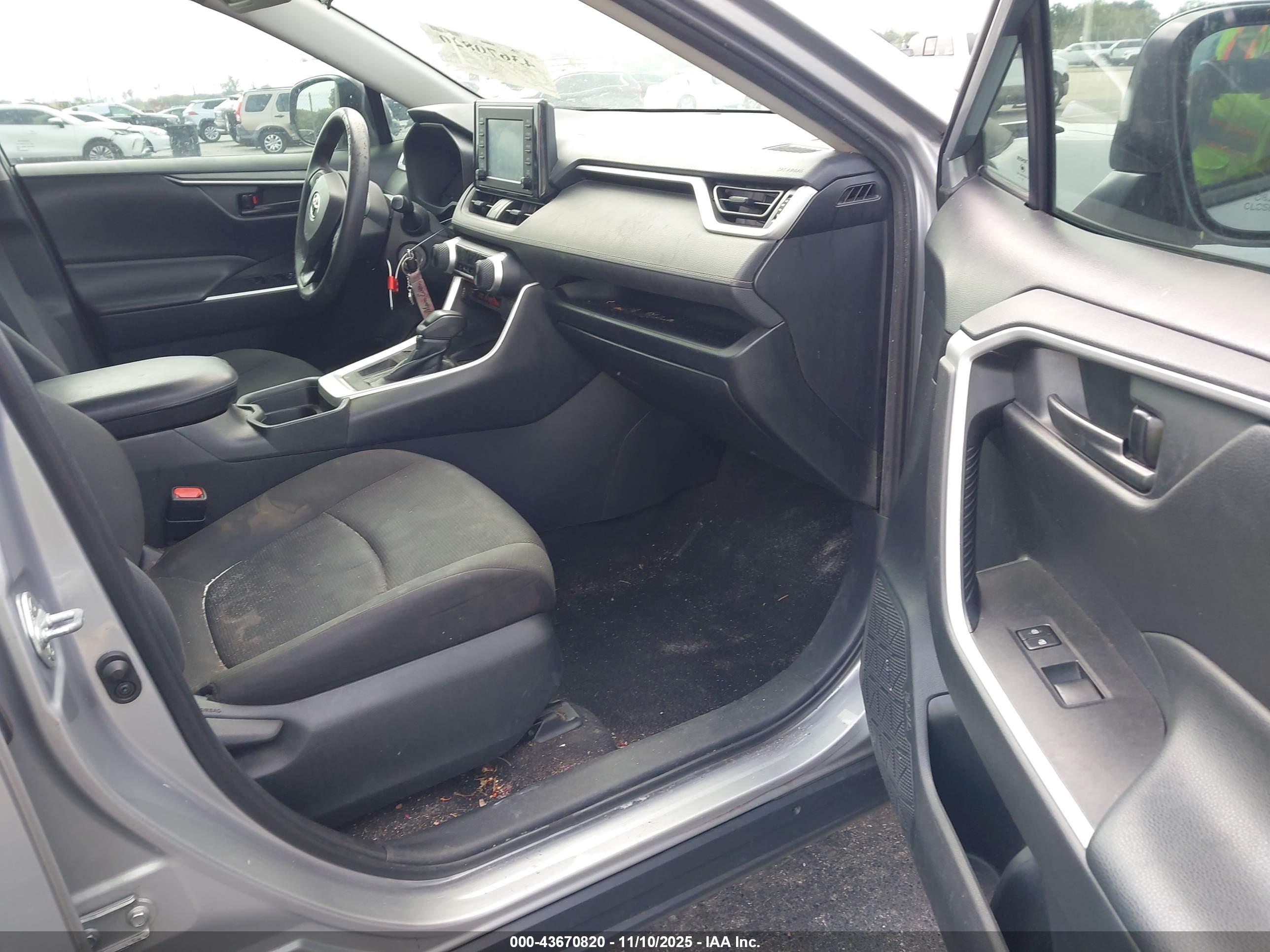 TOYOTA RAV4 image 5