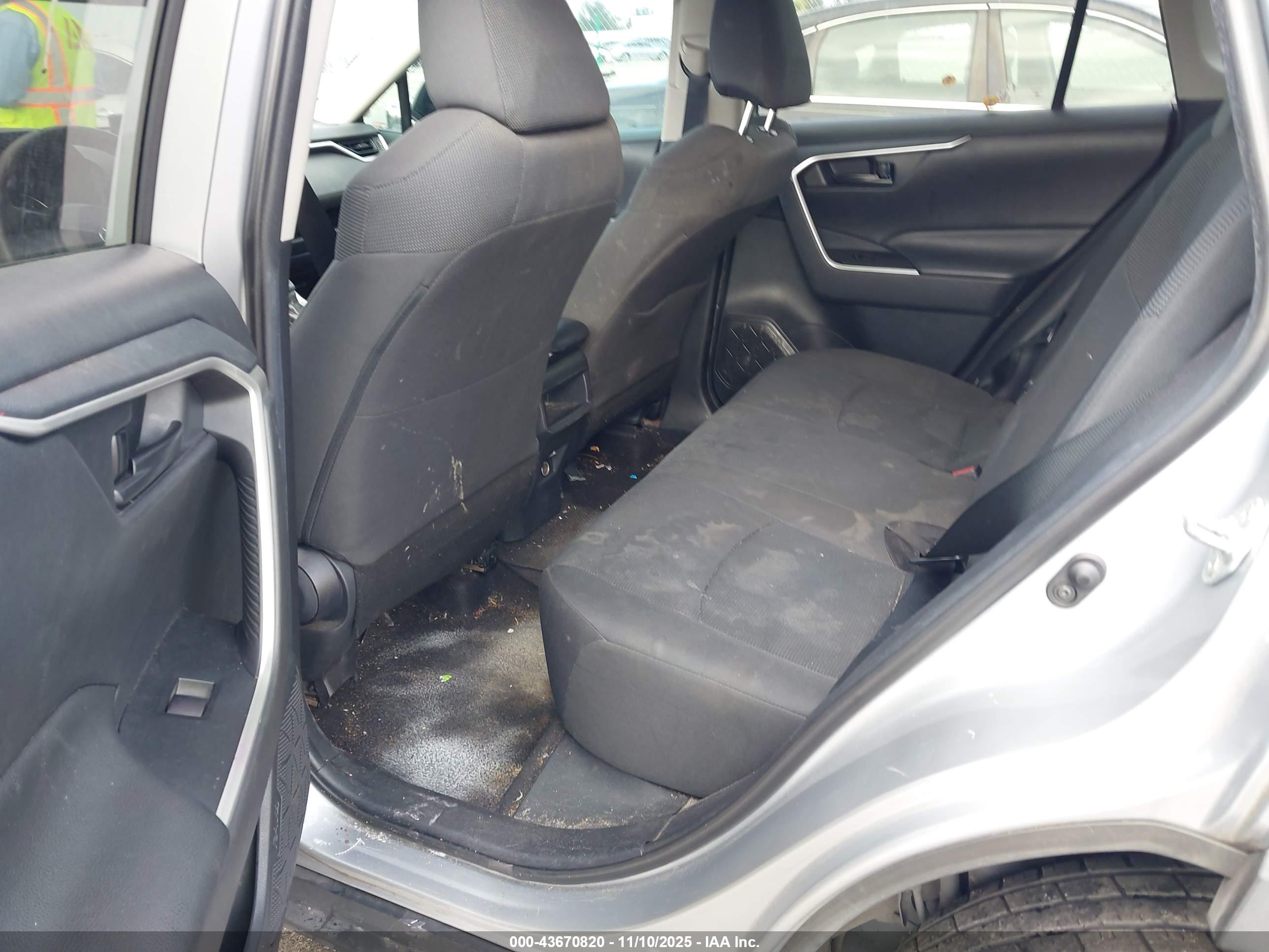 TOYOTA RAV4 image 8