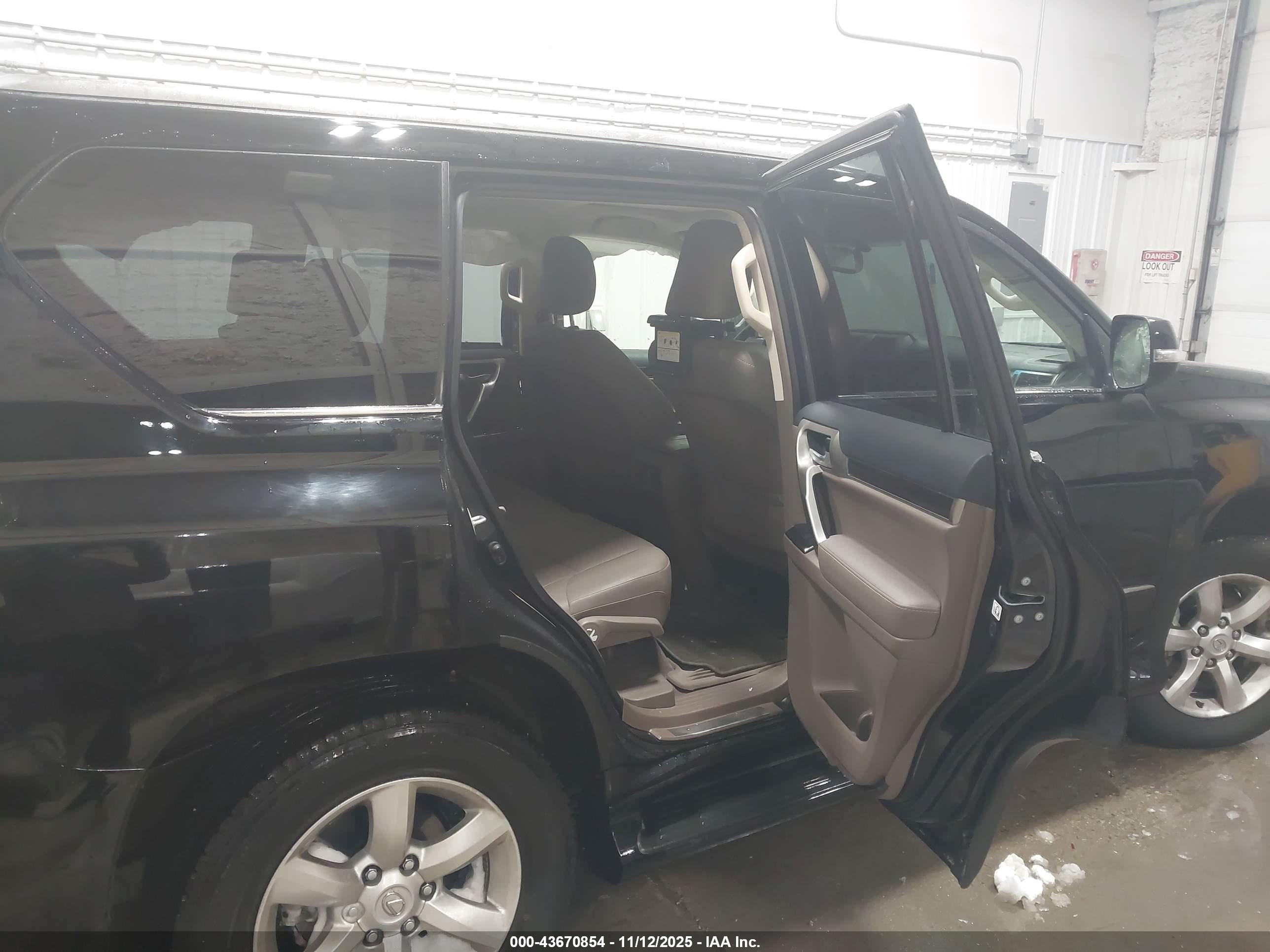 LEXUS GX image 8