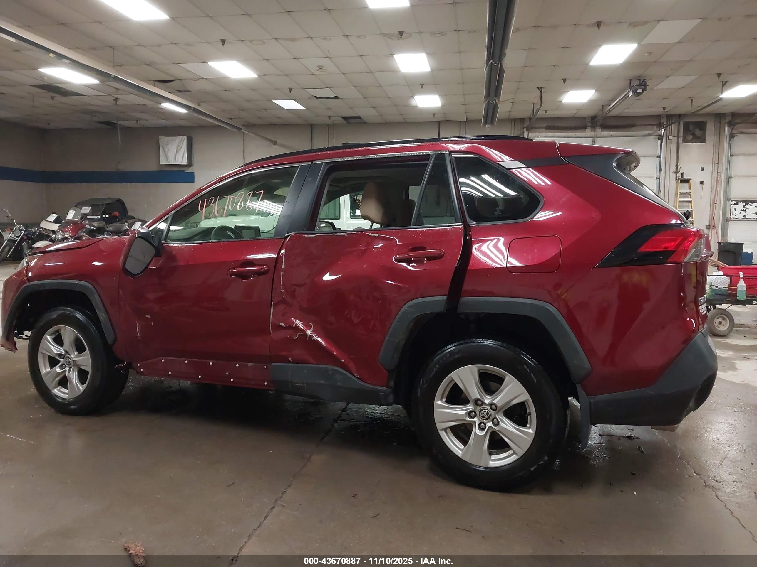 TOYOTA RAV4 image 6