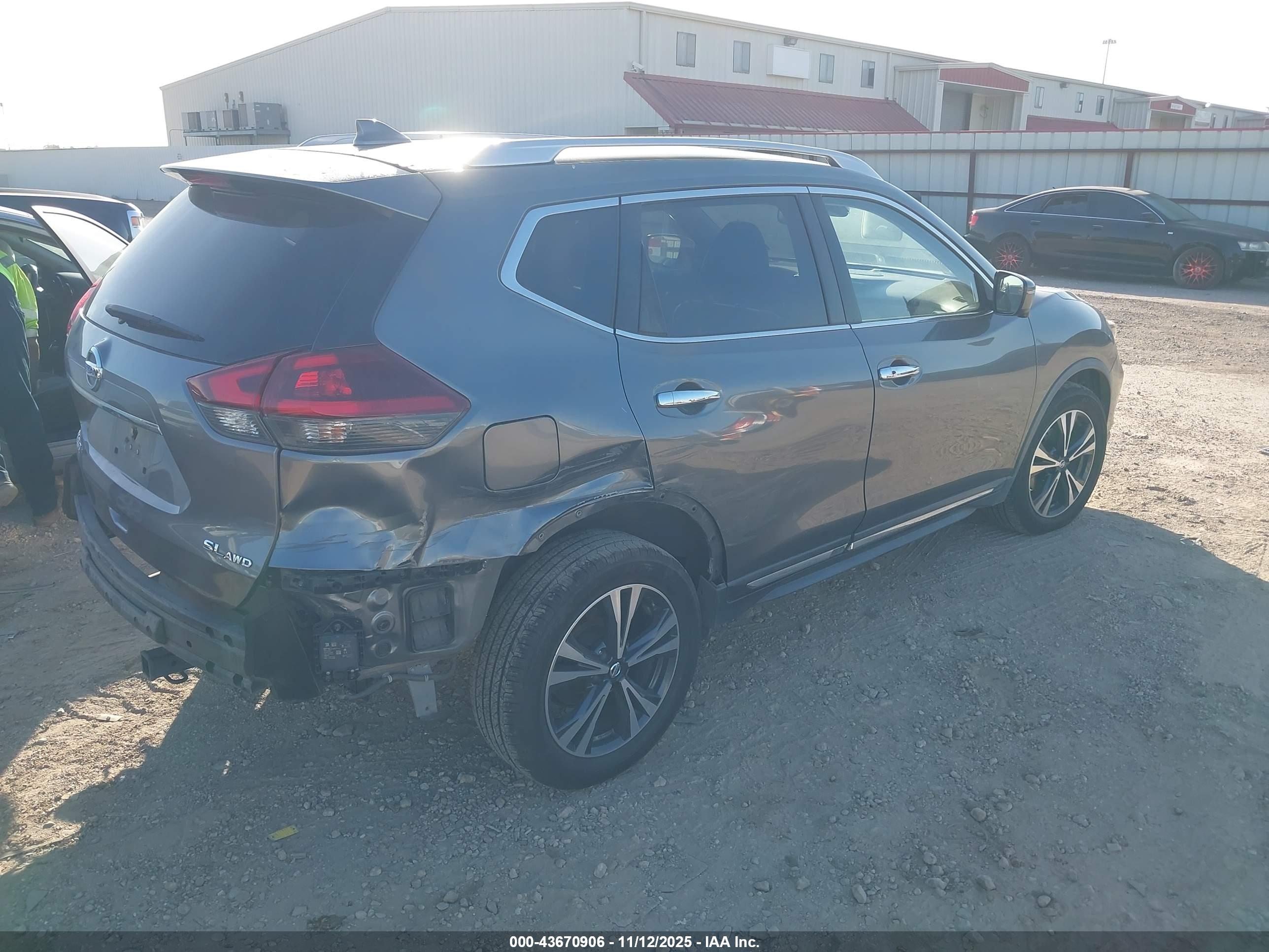 NISSAN ROGUE image 4