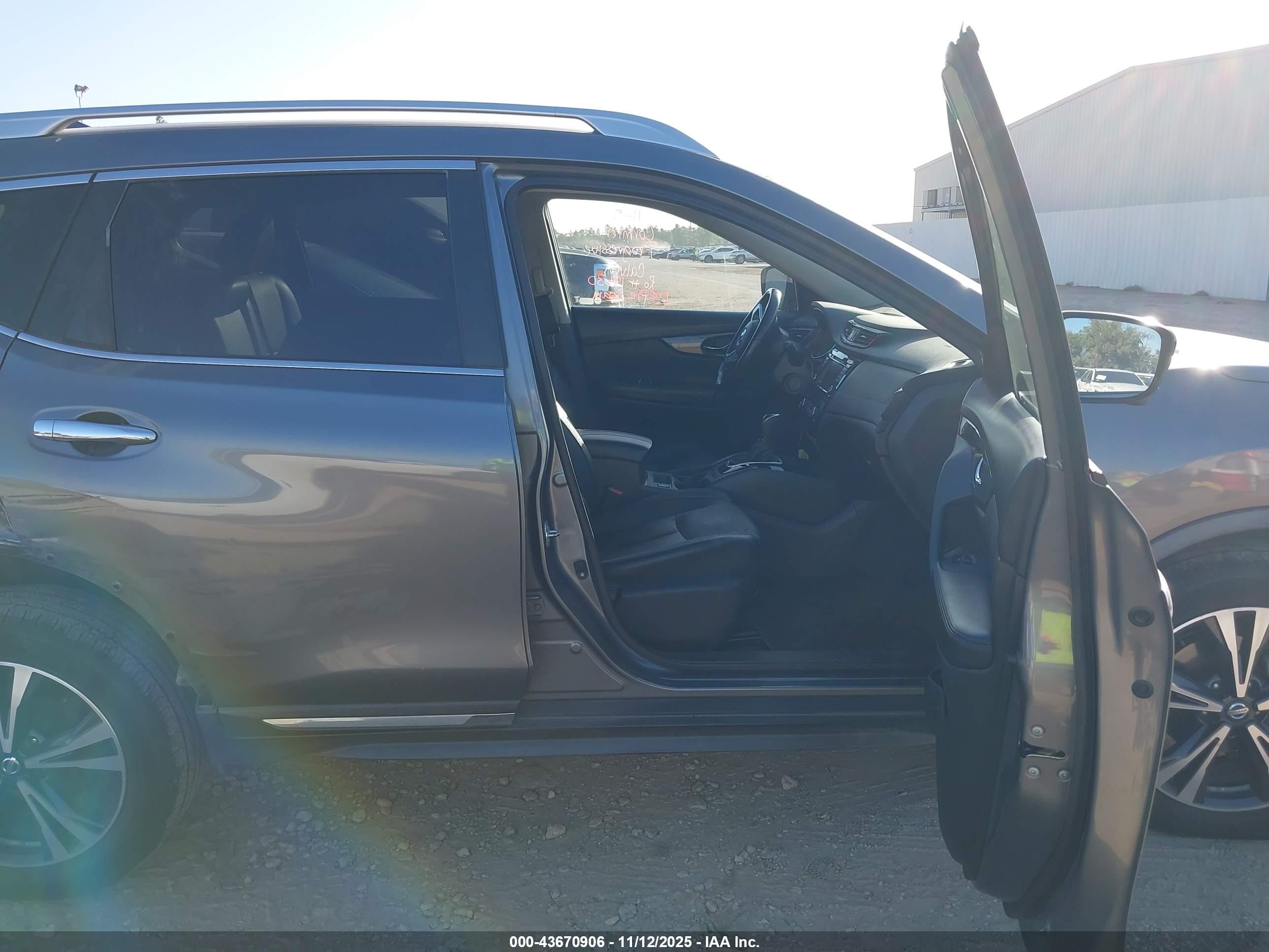 NISSAN ROGUE image 5