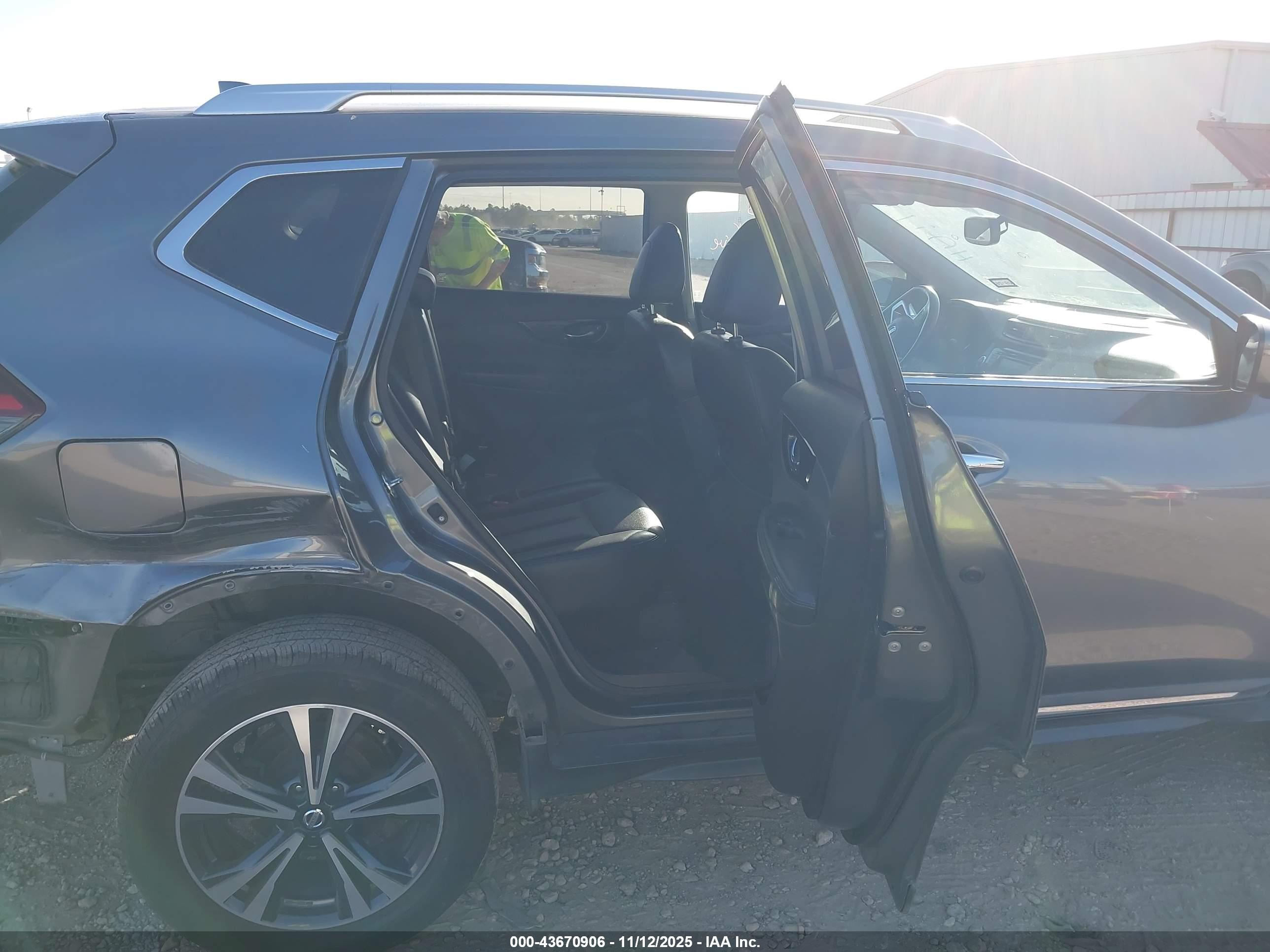 NISSAN ROGUE image 8
