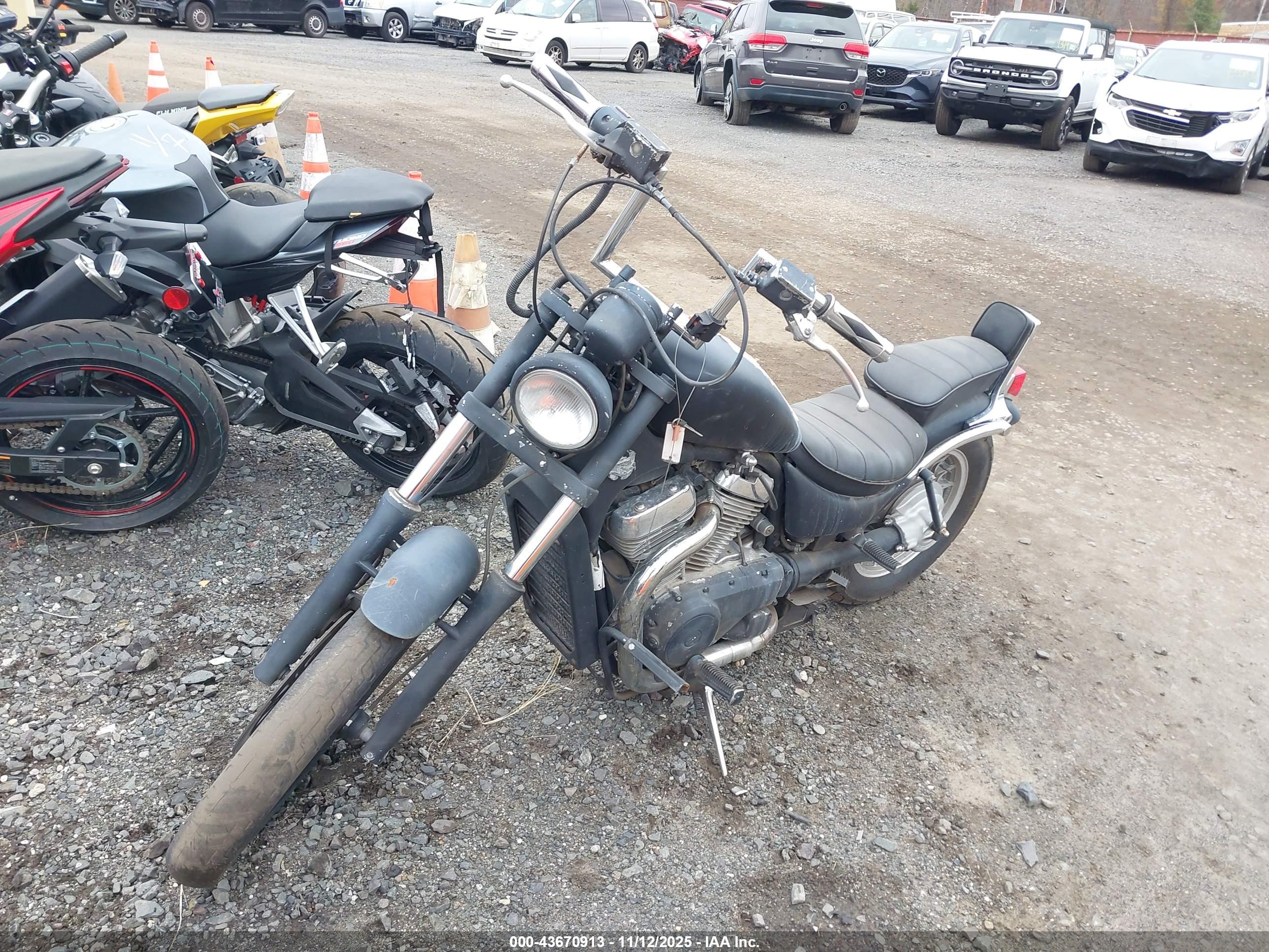 SUZUKI VS800 image 2