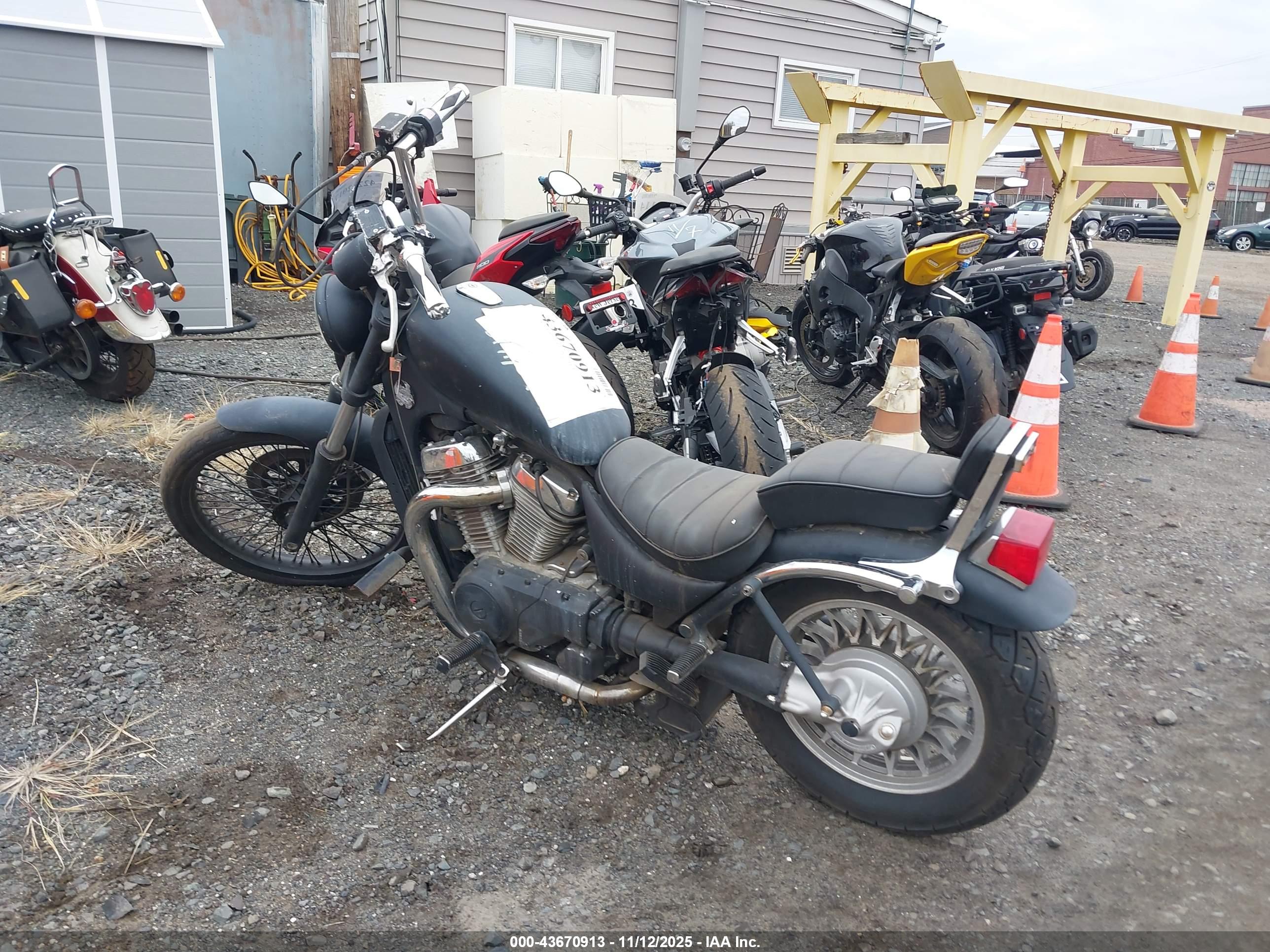 SUZUKI VS800 image 3