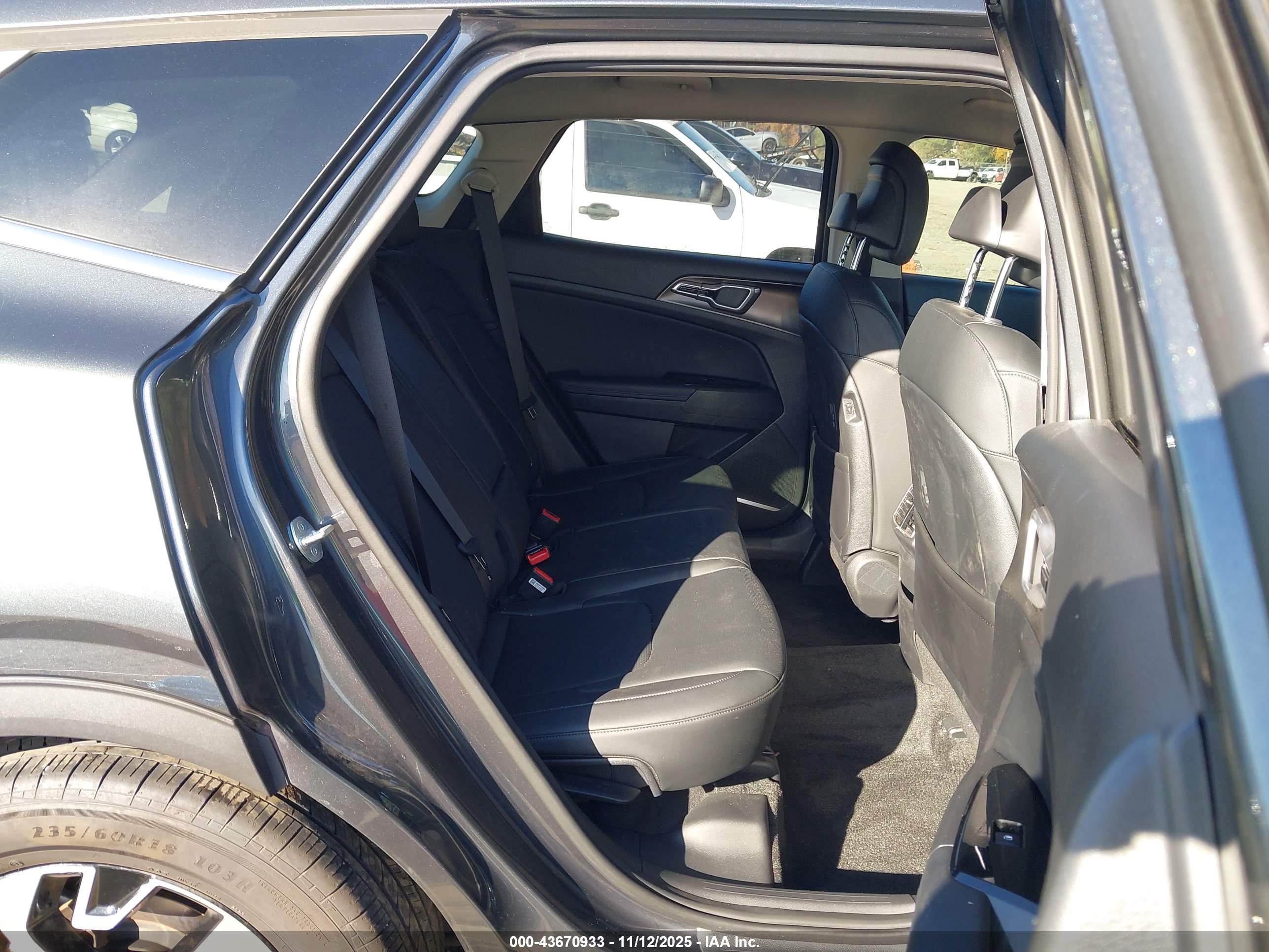 KIA SPORTAGE image 8