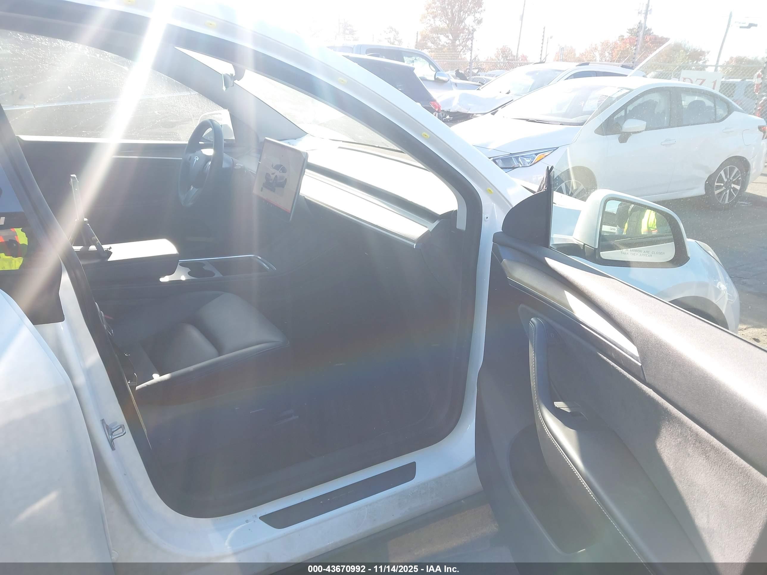 TESLA MODEL image 5