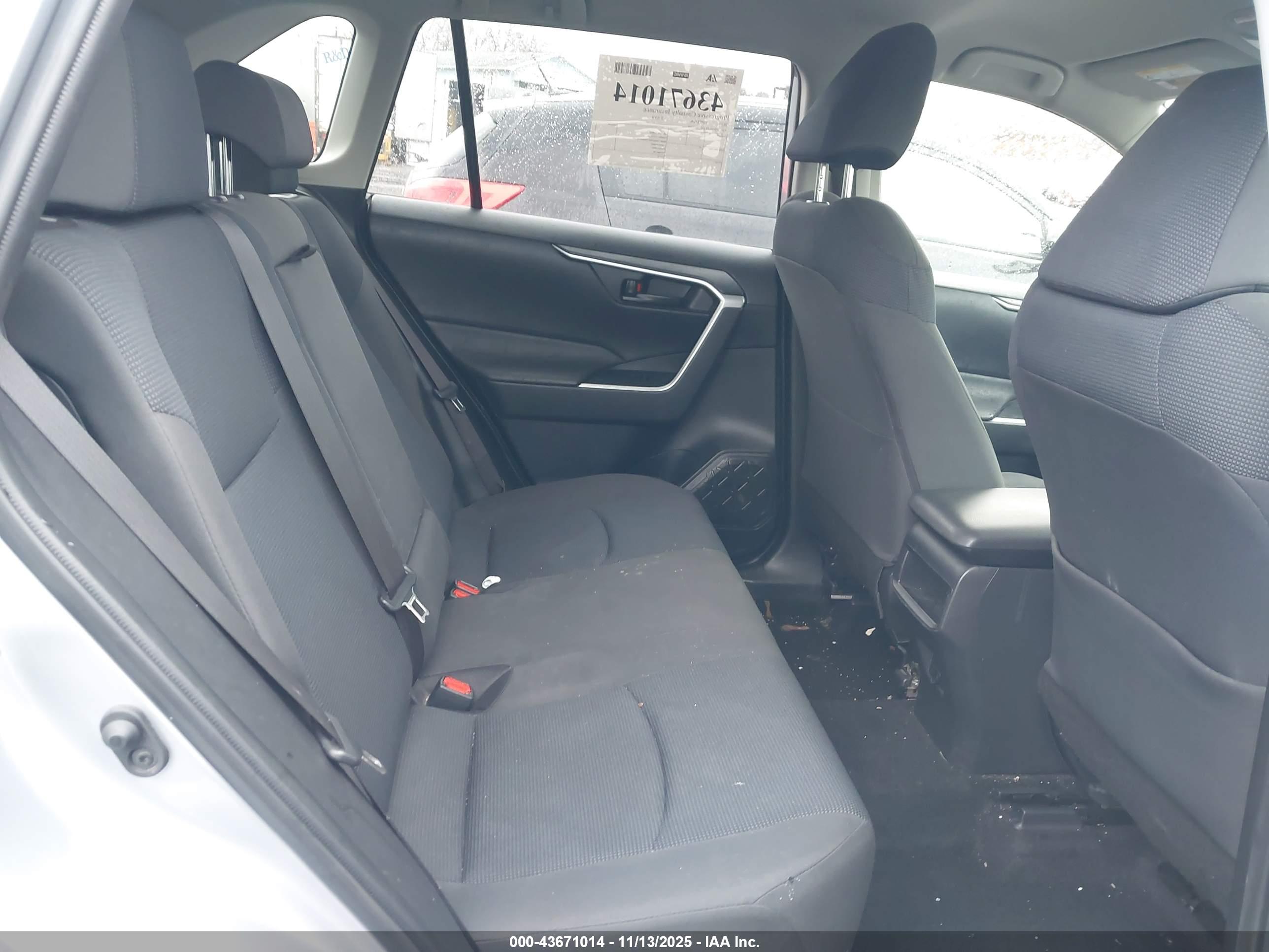 TOYOTA RAV4 image 8