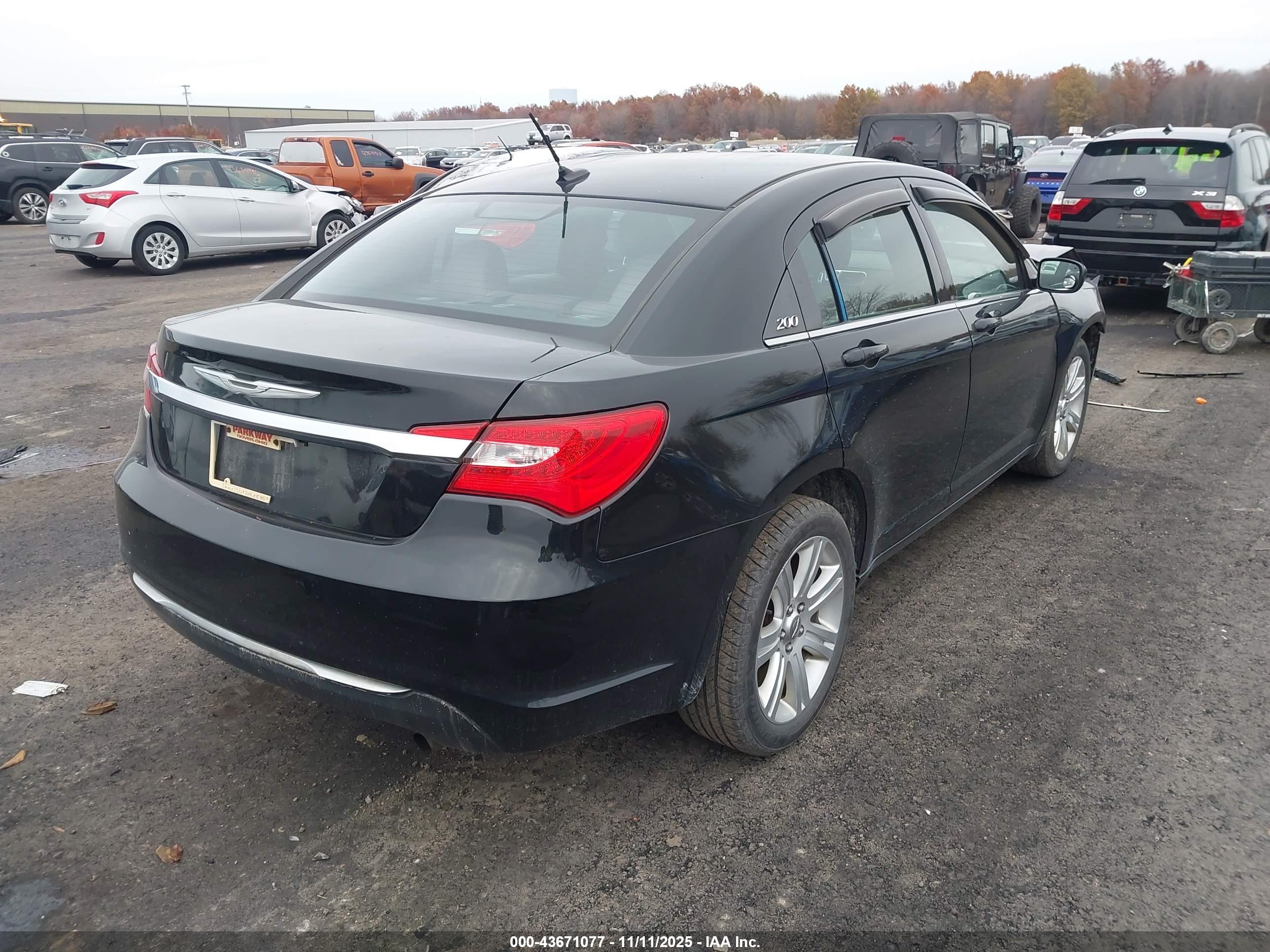 CHRYSLER 200 image 4
