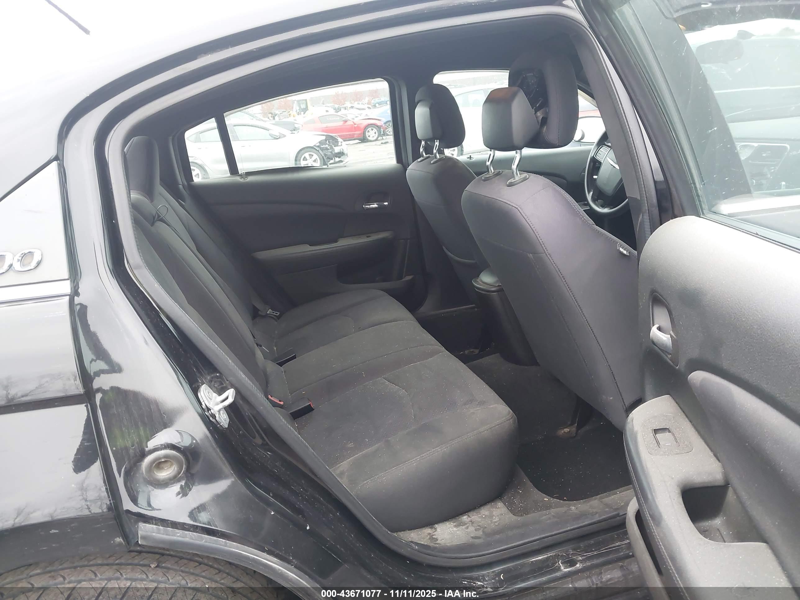 CHRYSLER 200 image 8