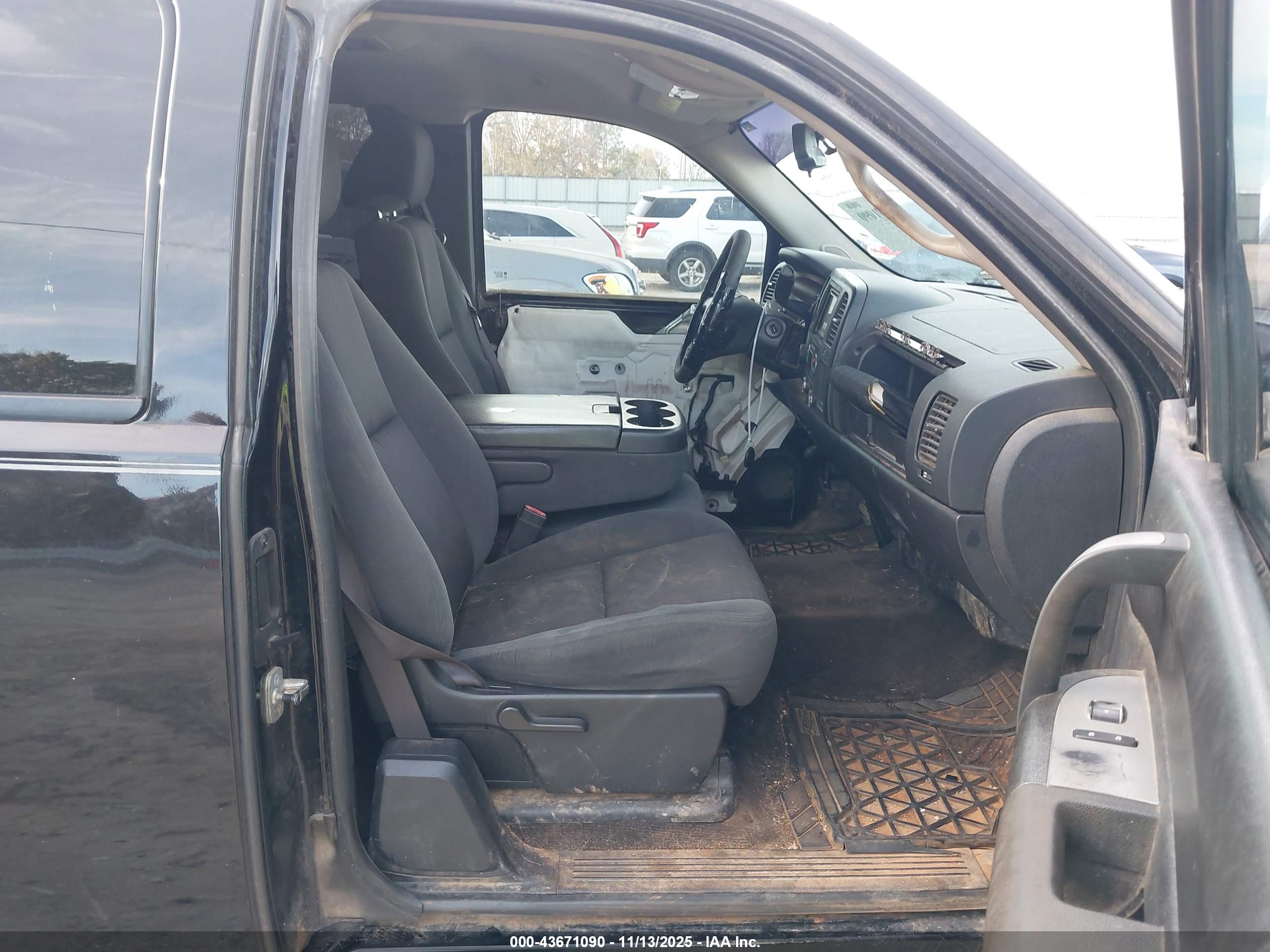 CHEVROLET SILVERADO image 5