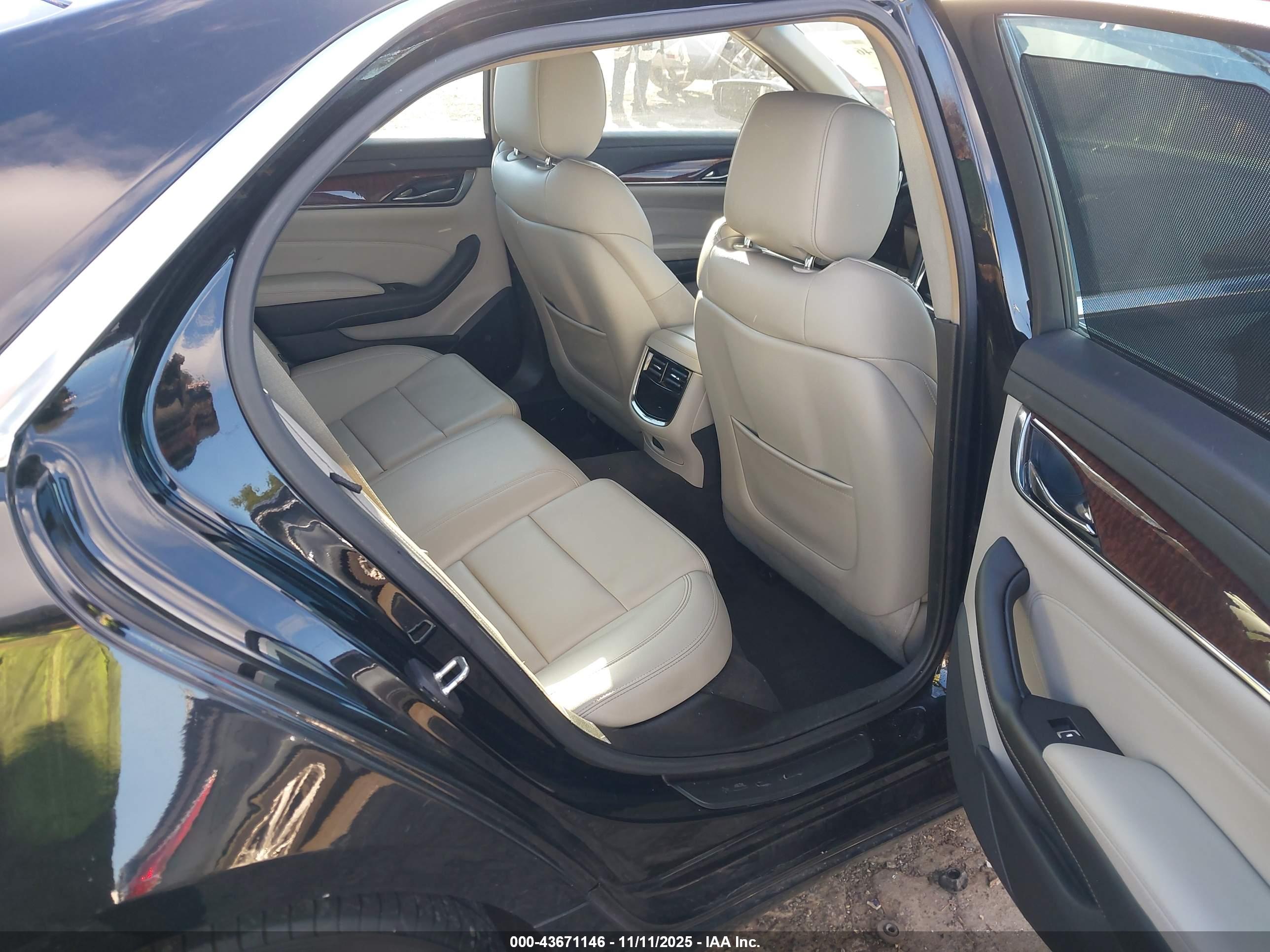 CADILLAC CTS image 8