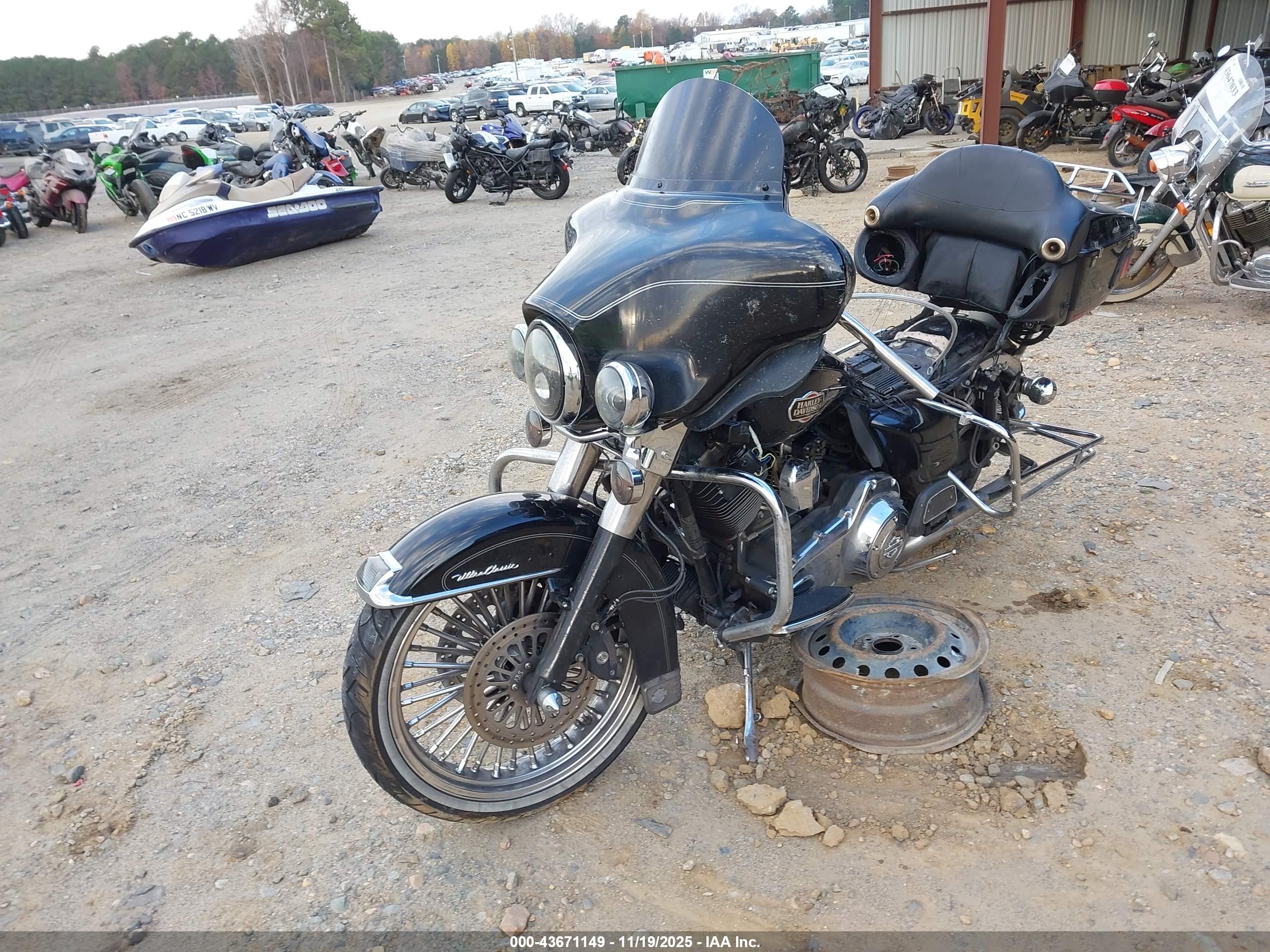 HARLEY-DAVIDSON FLHTCU image 2