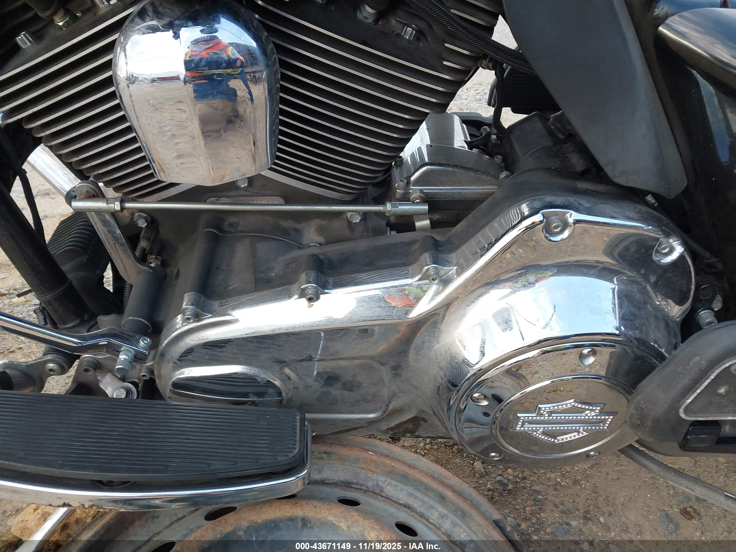 HARLEY-DAVIDSON FLHTCU image 9