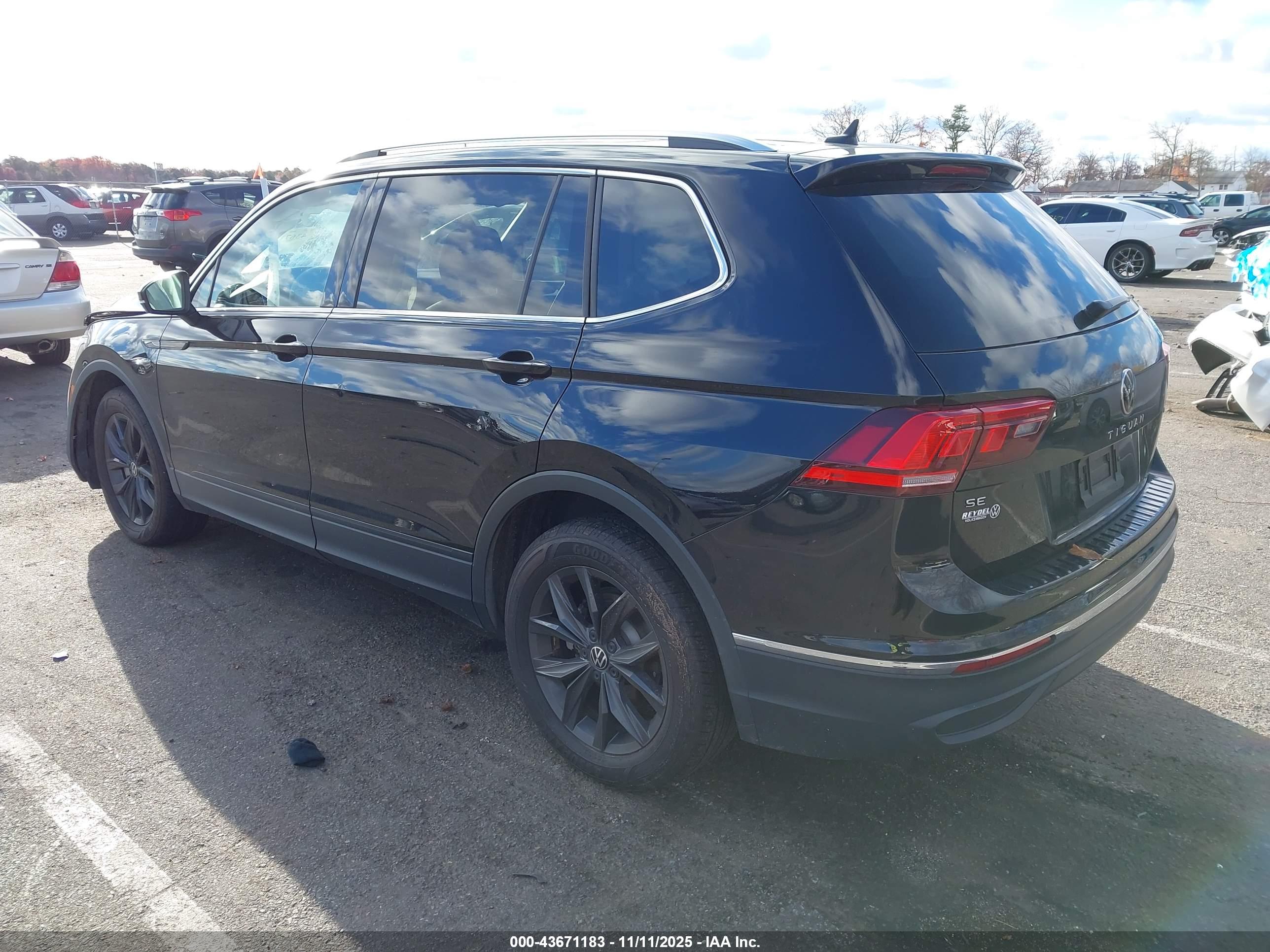 VOLKSWAGEN TIGUAN image 3