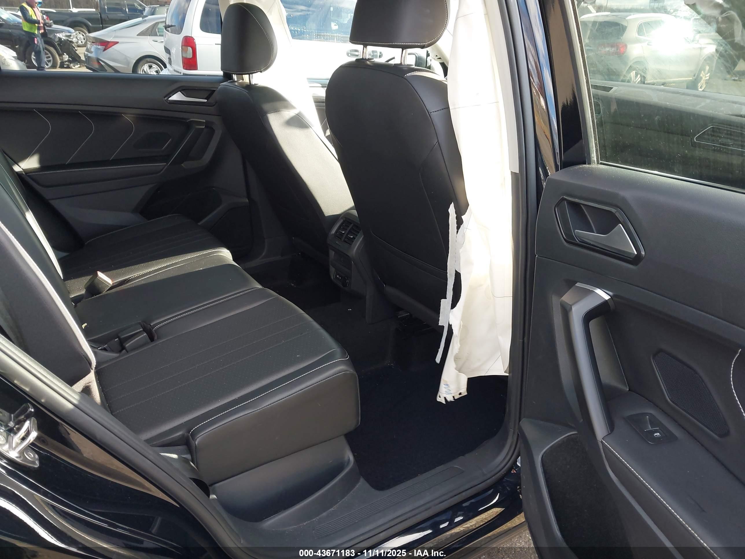 VOLKSWAGEN TIGUAN image 8