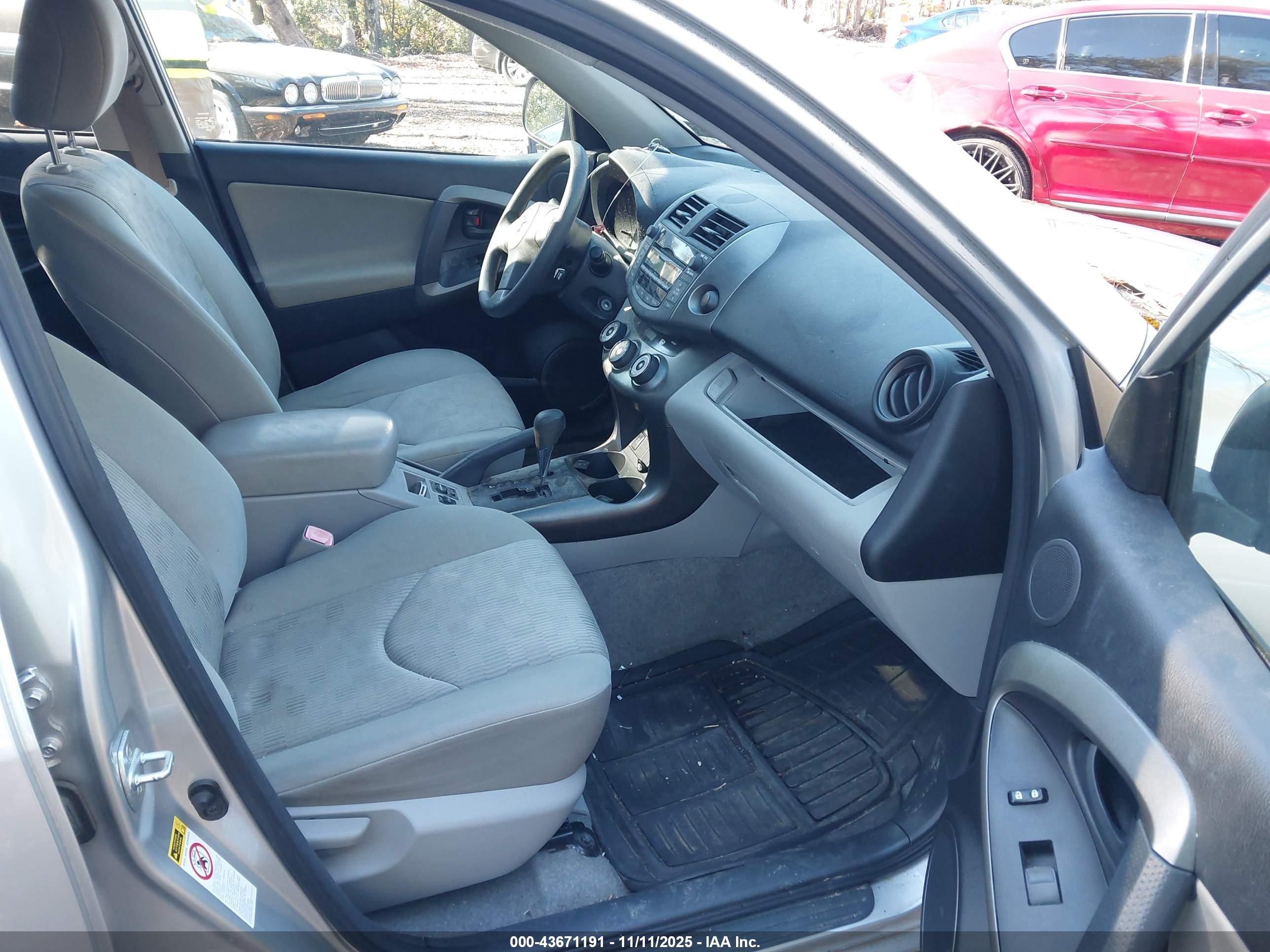 TOYOTA RAV4 image 5