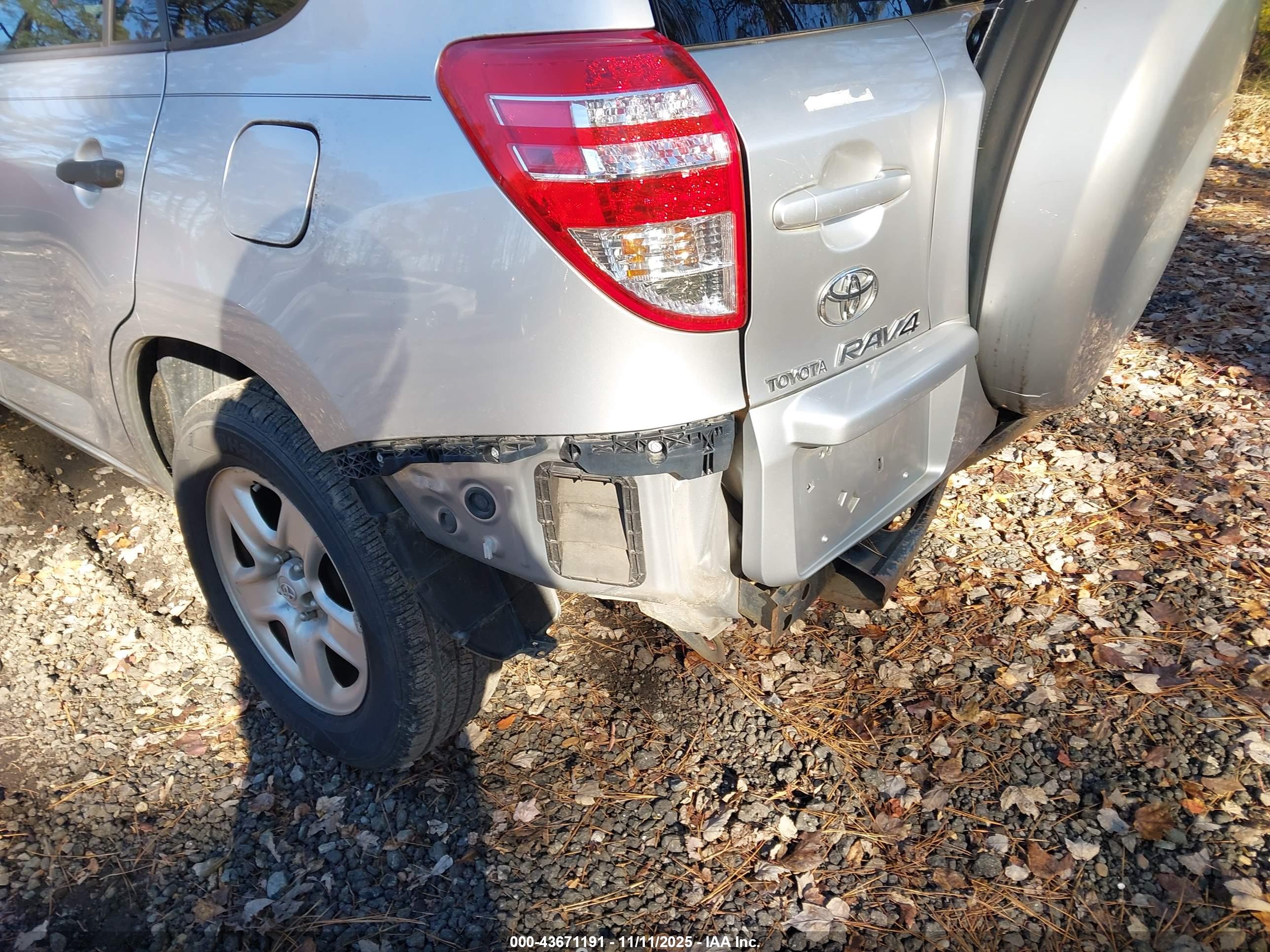 TOYOTA RAV4 image 6