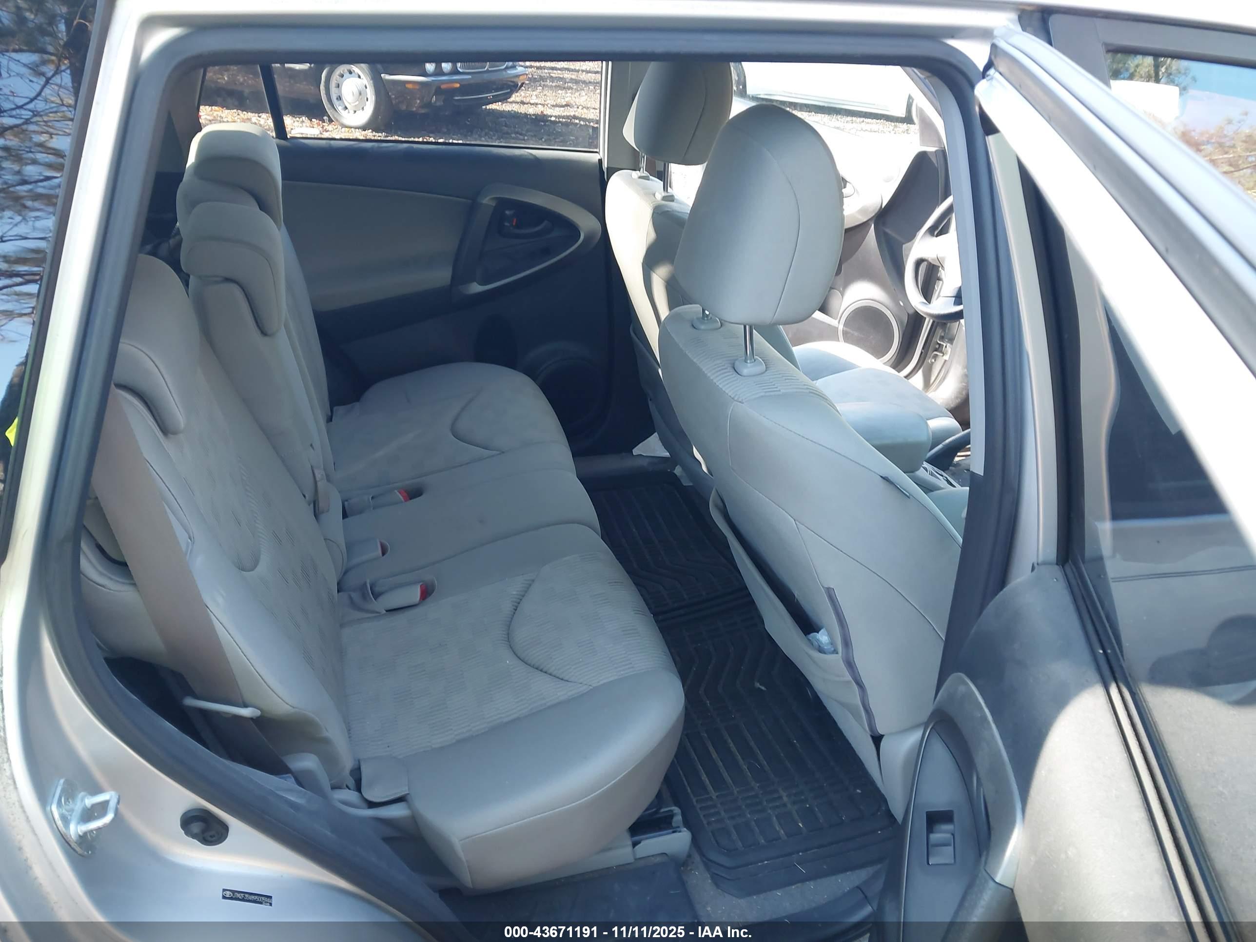 TOYOTA RAV4 image 8