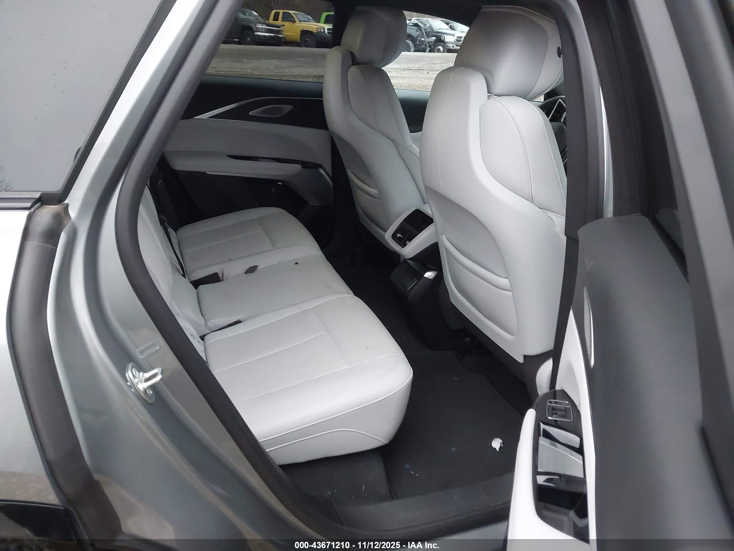 CADILLAC LYRIQ image 8