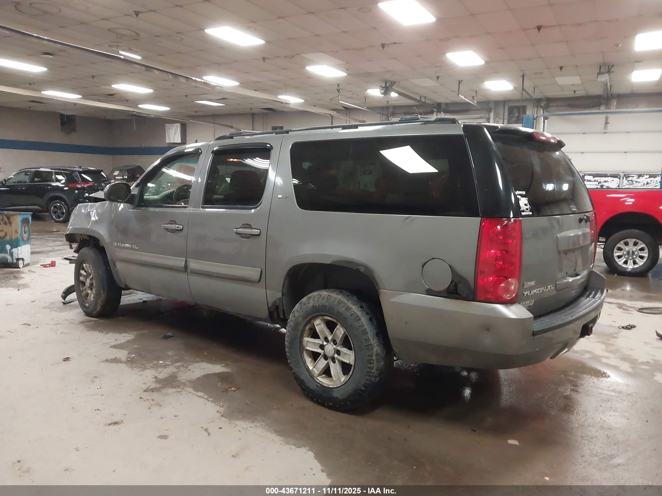 GMC YUKON image 3
