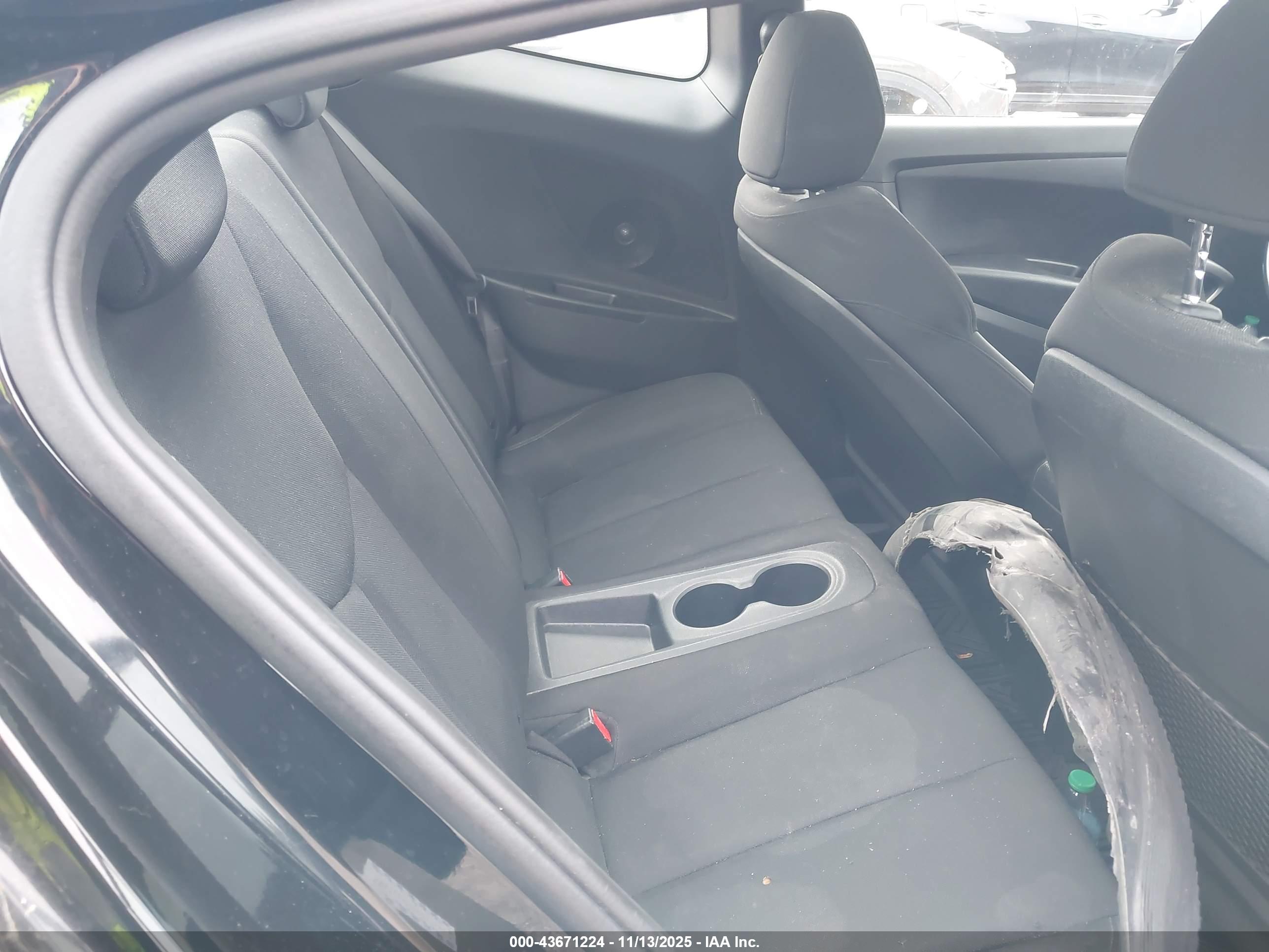 HYUNDAI VELOSTER image 8