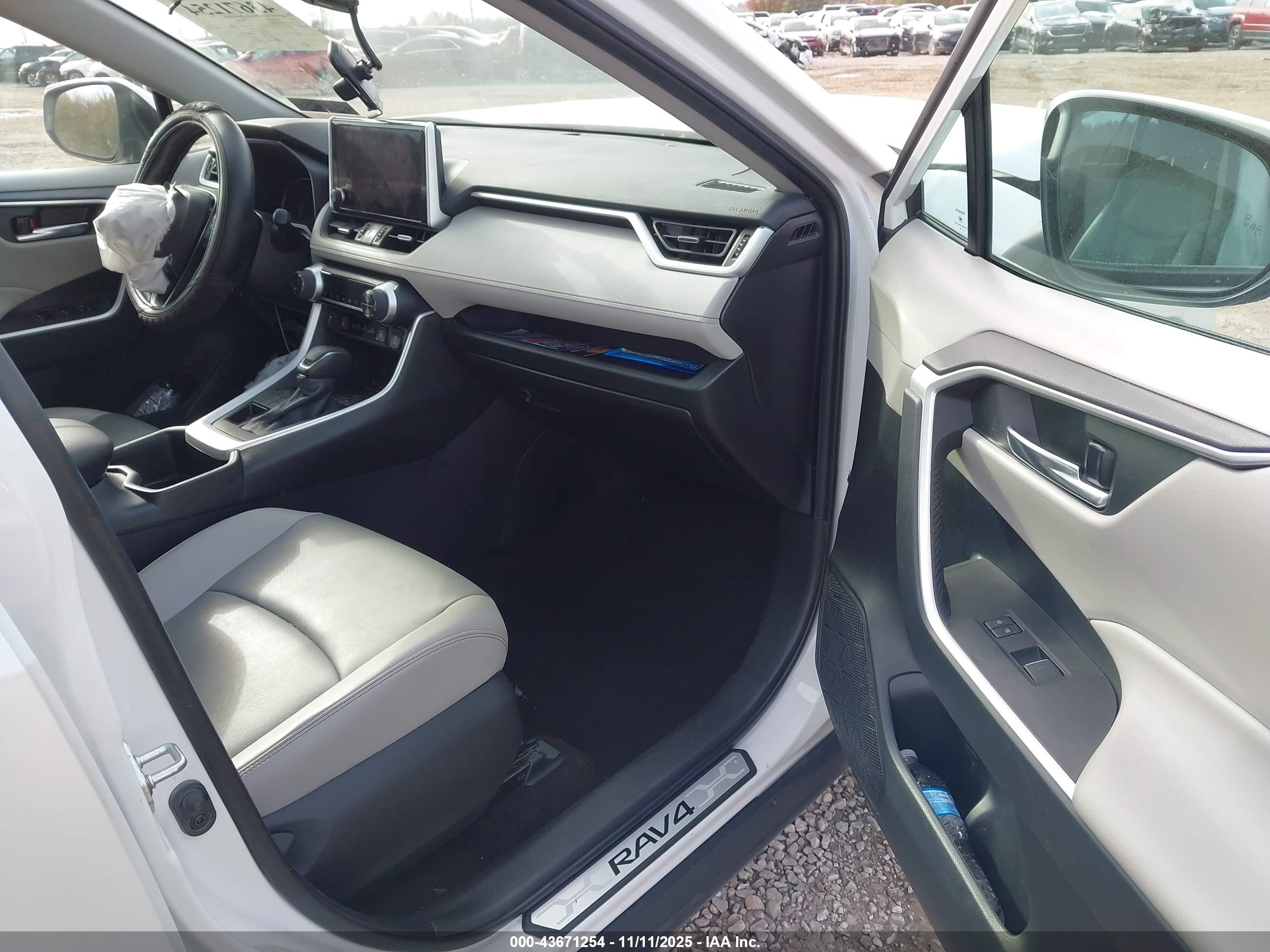 TOYOTA RAV4 image 5