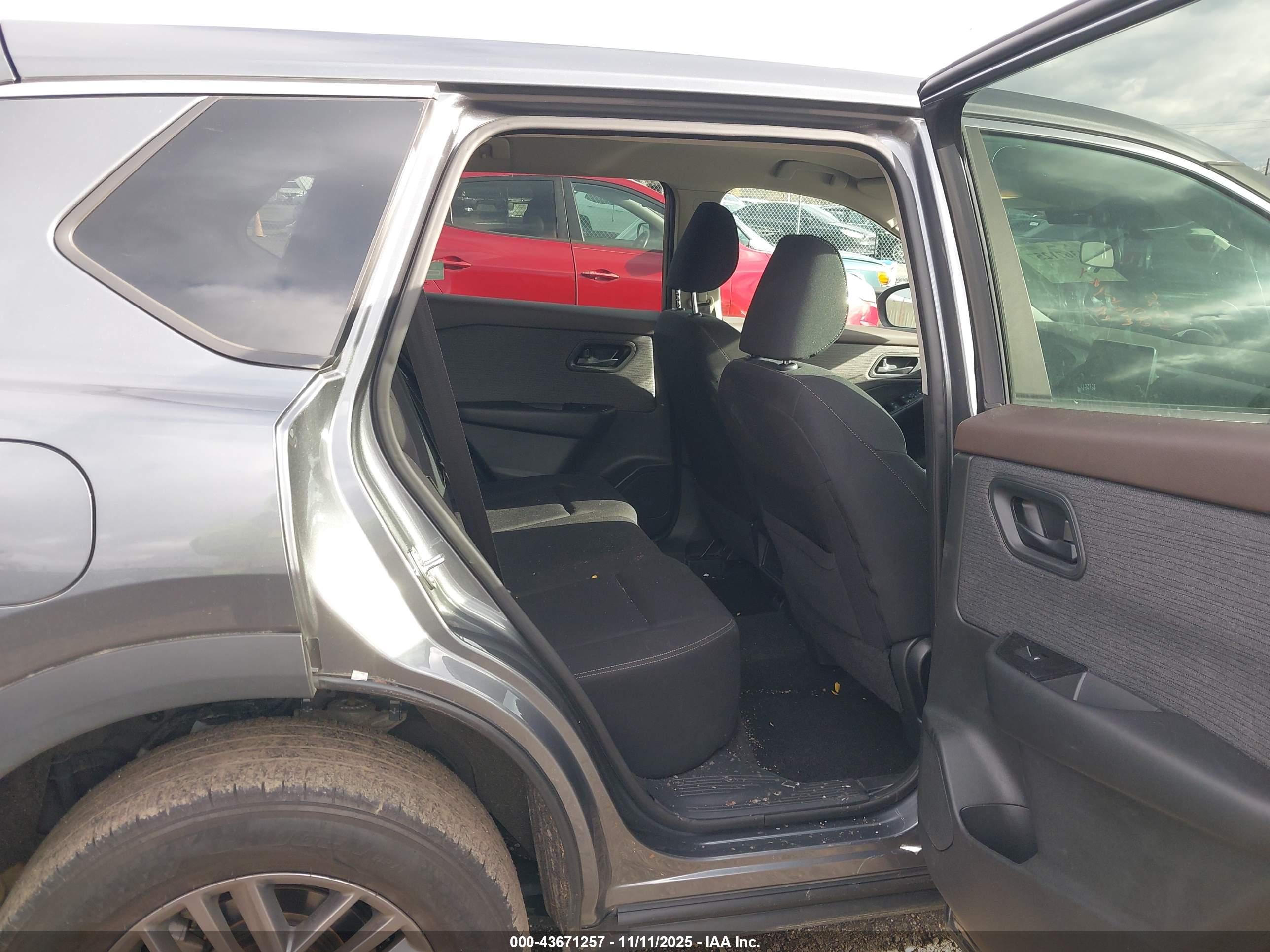 NISSAN ROGUE image 8