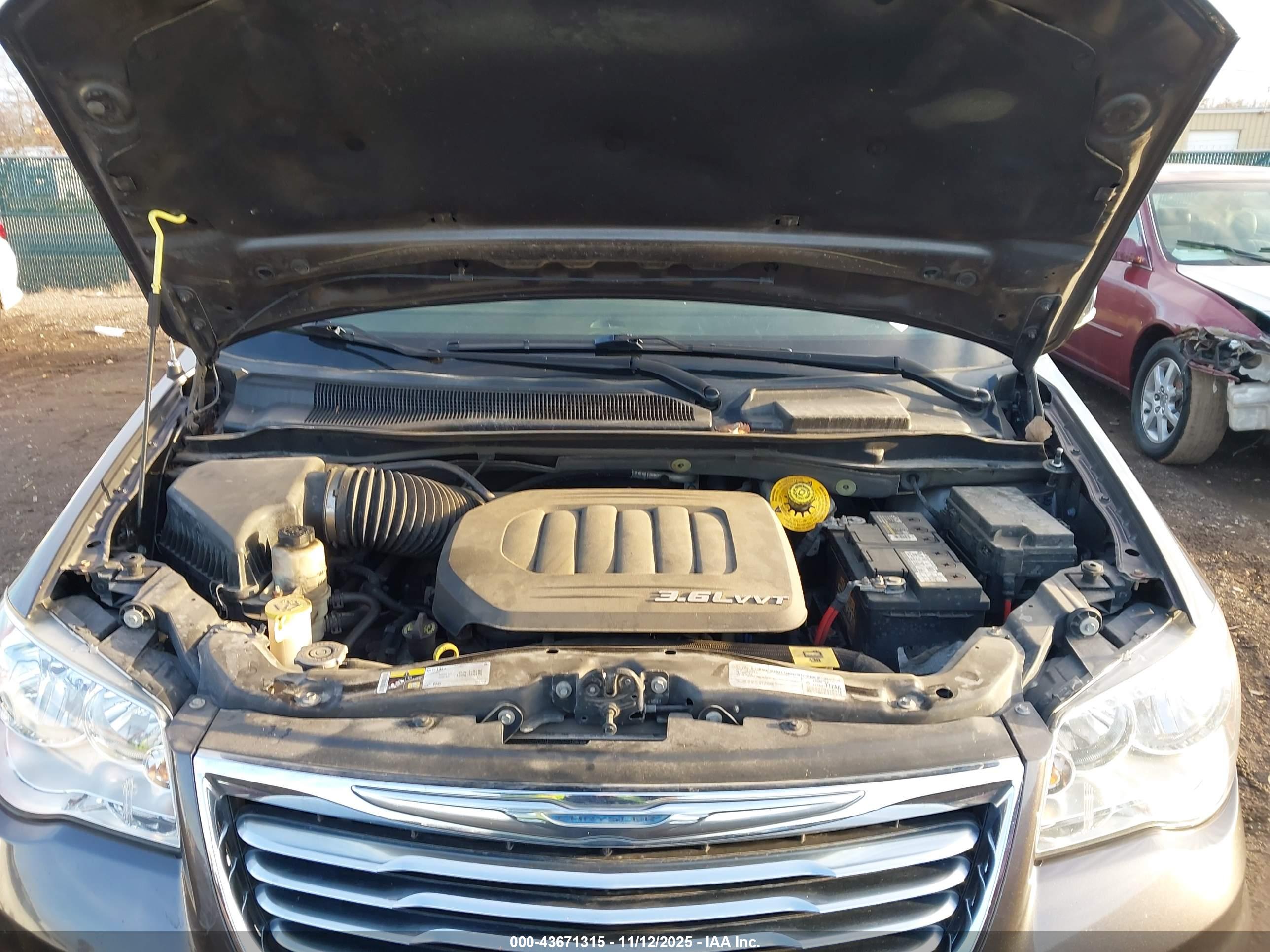 CHRYSLER TOWN image 10