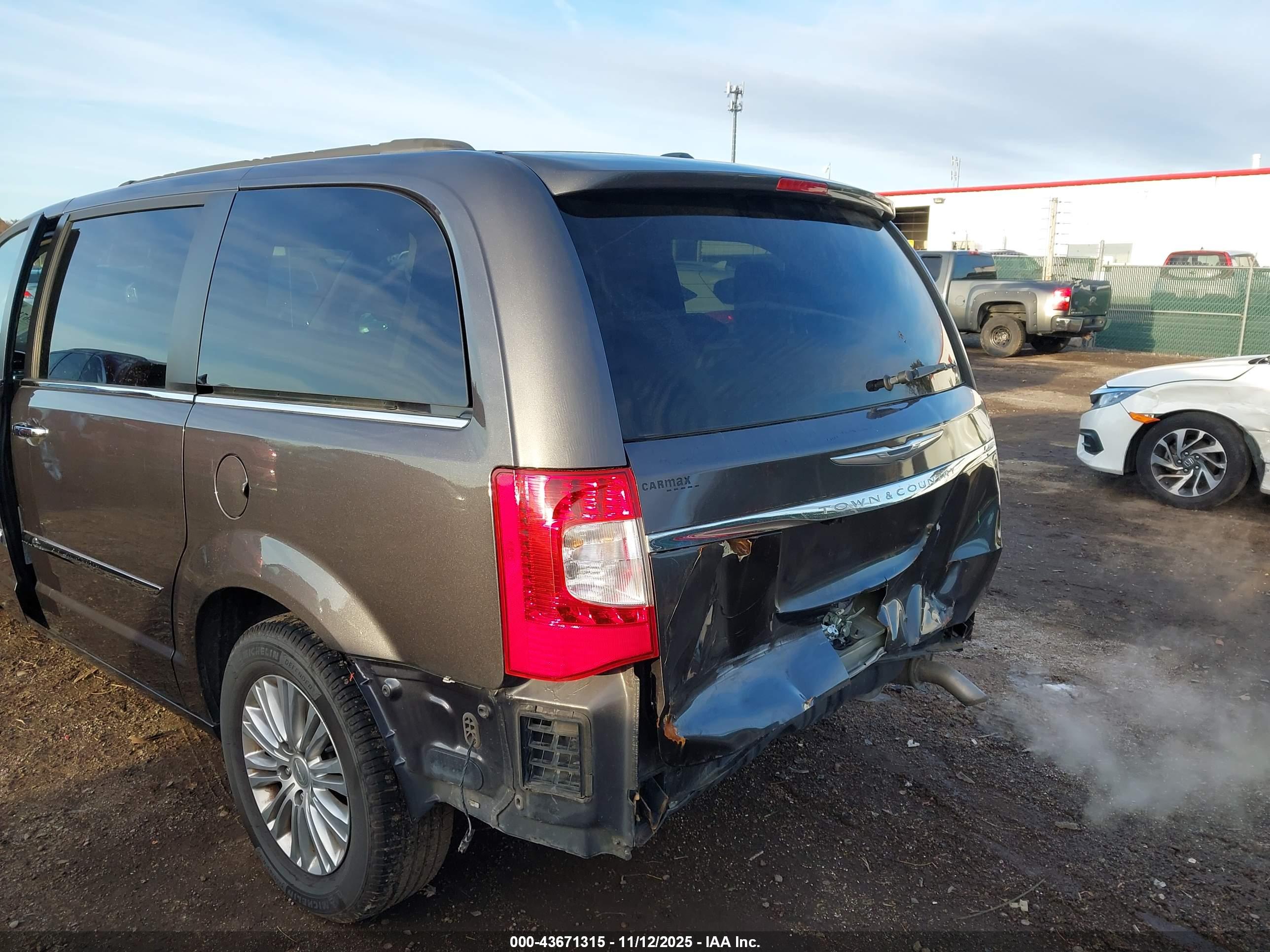 CHRYSLER TOWN image 6