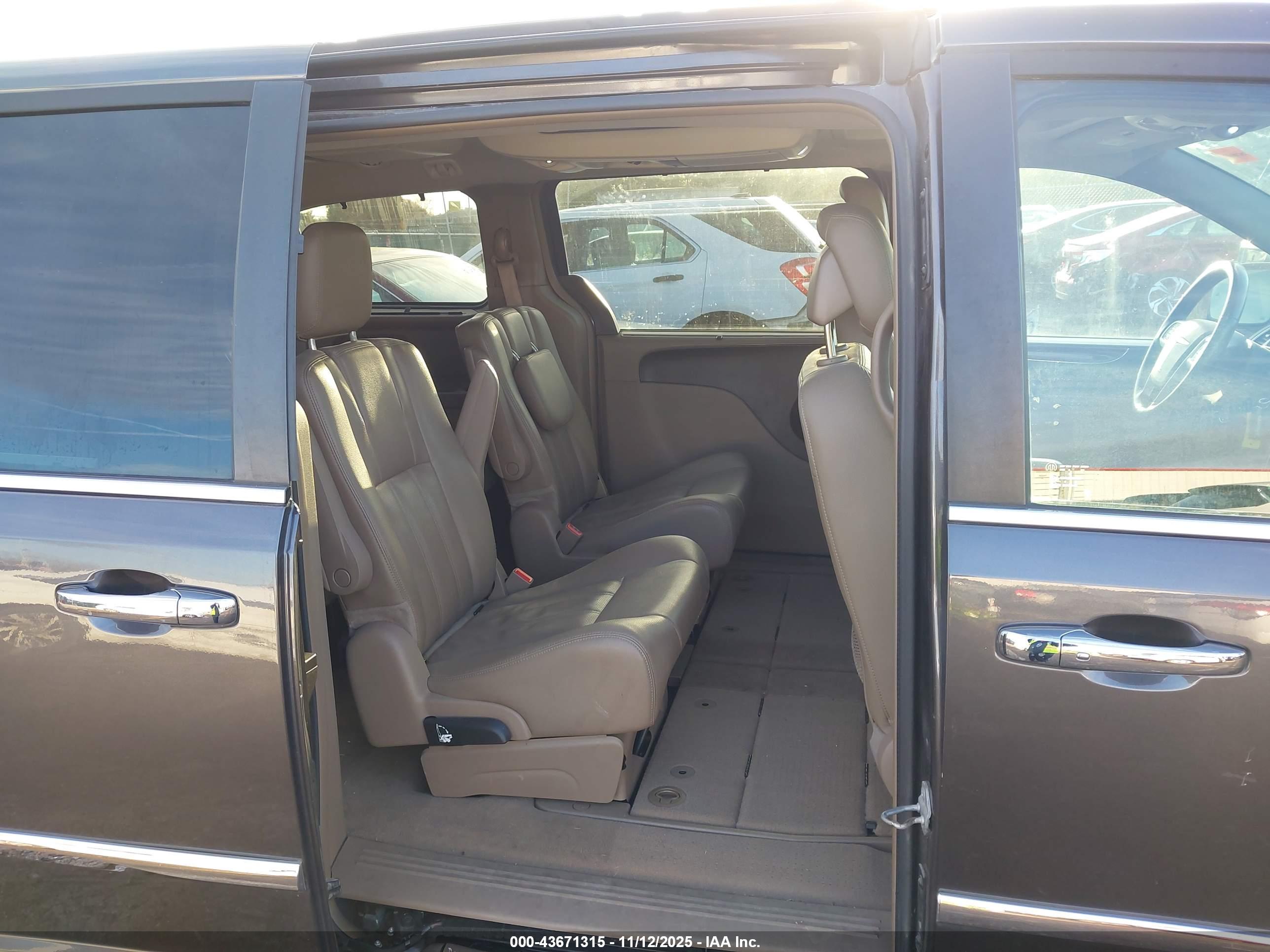 CHRYSLER TOWN image 8