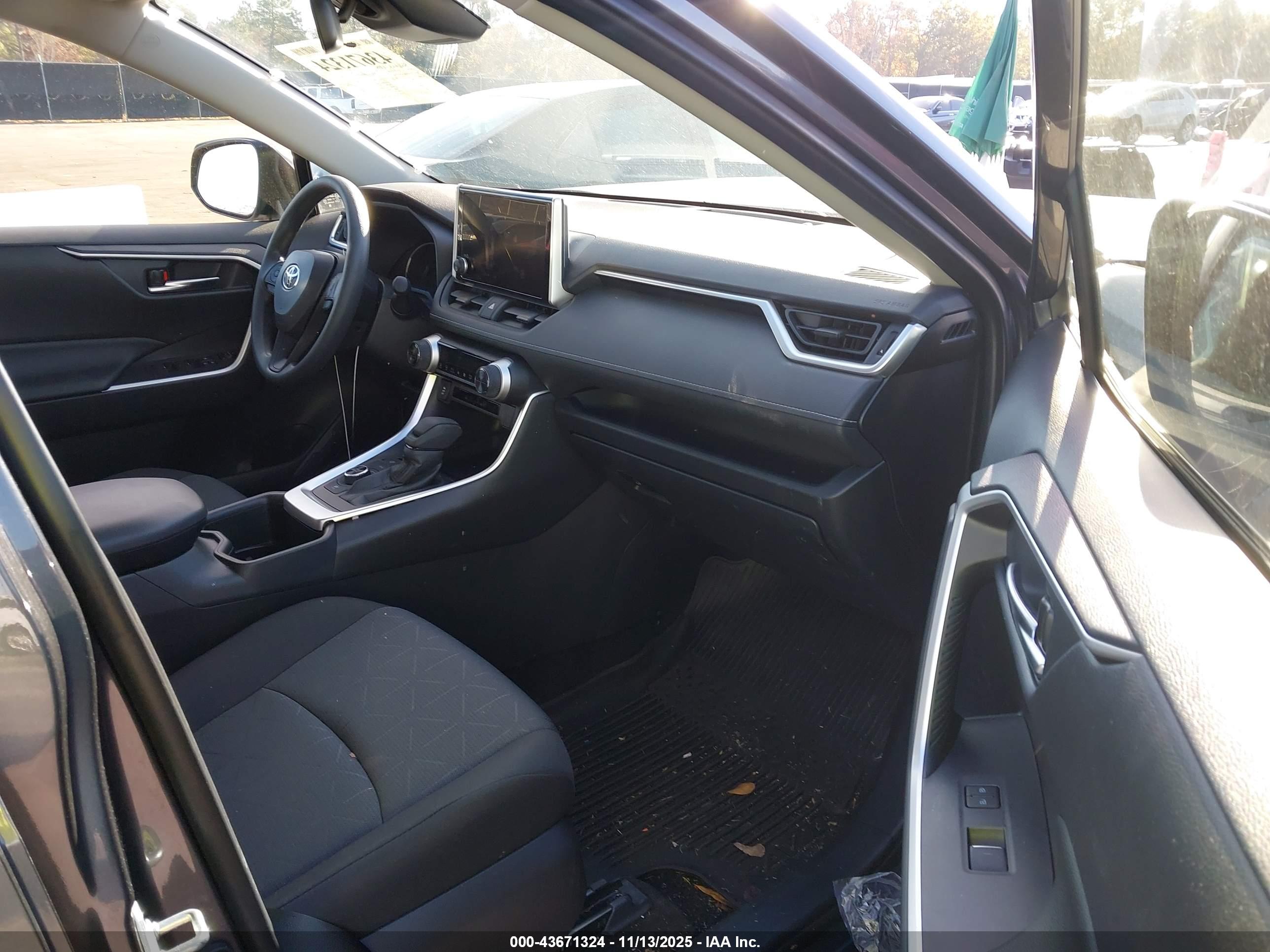 TOYOTA RAV4 image 5