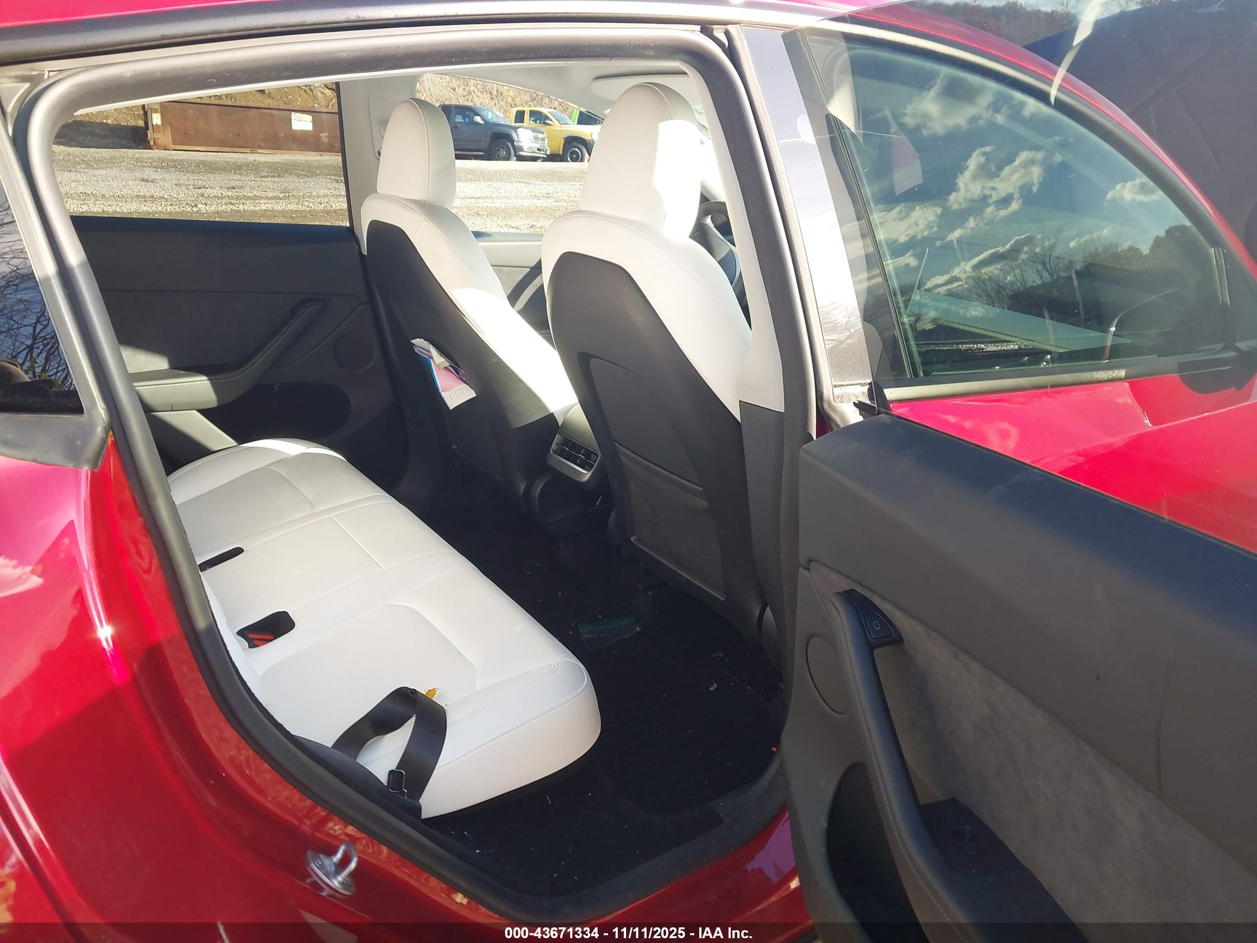 TESLA MODEL image 8
