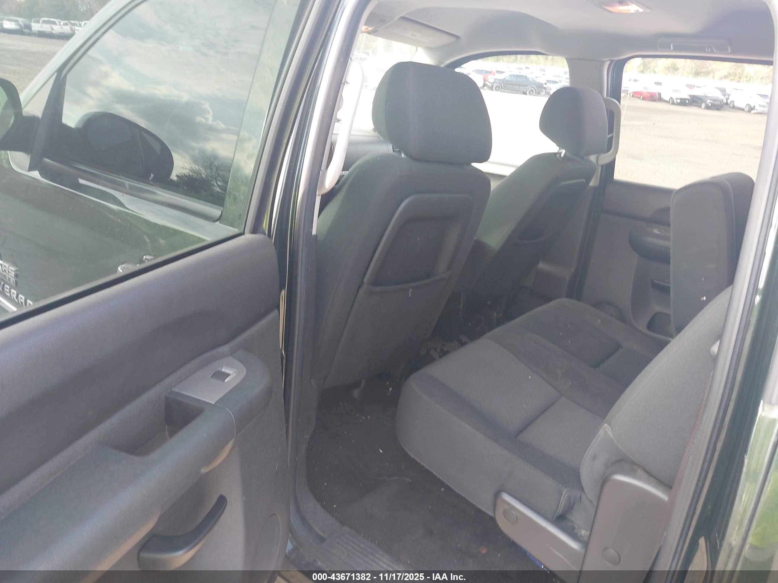 CHEVROLET SILVERADO image 8