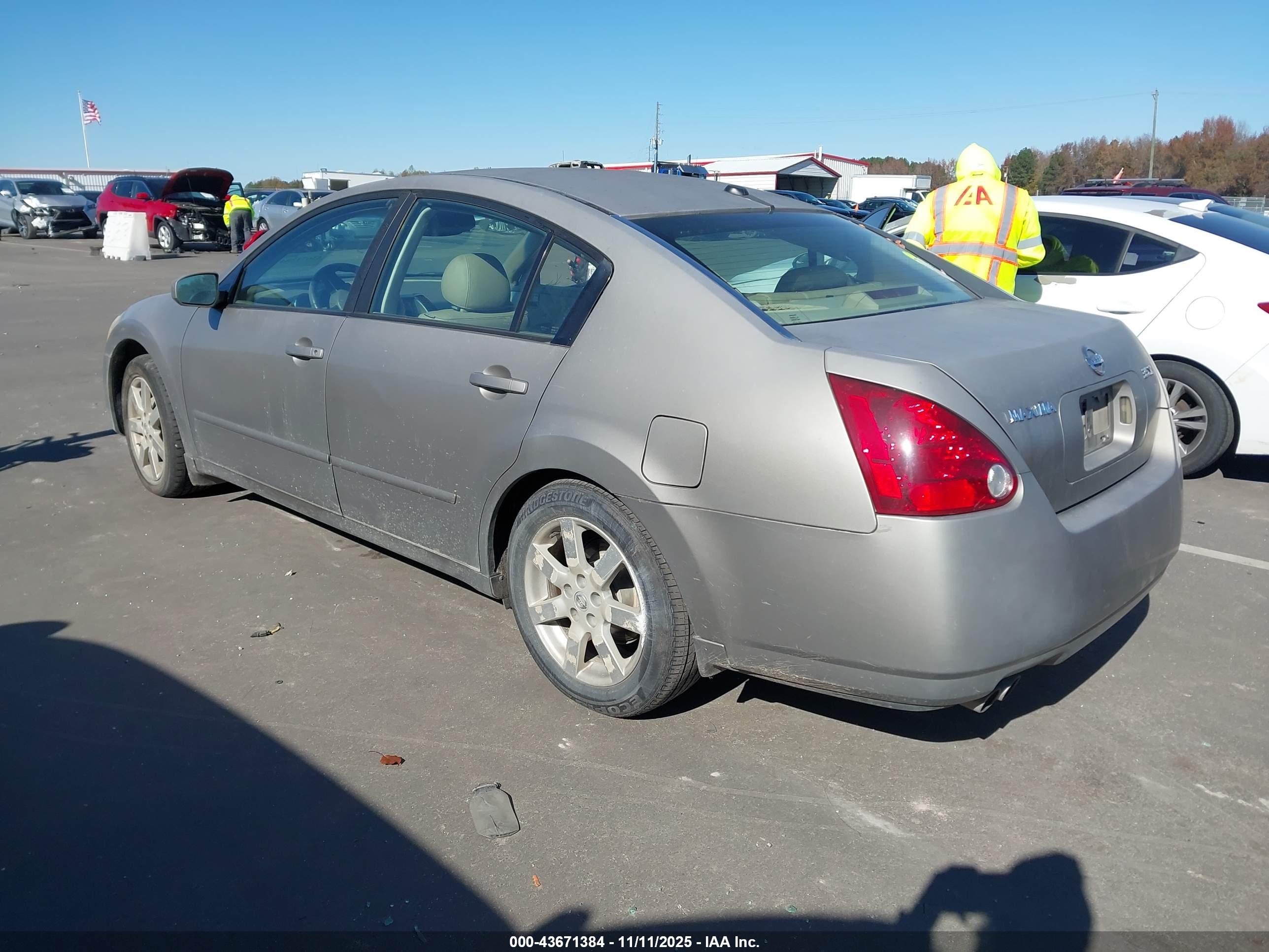 NISSAN MAXIMA image 3
