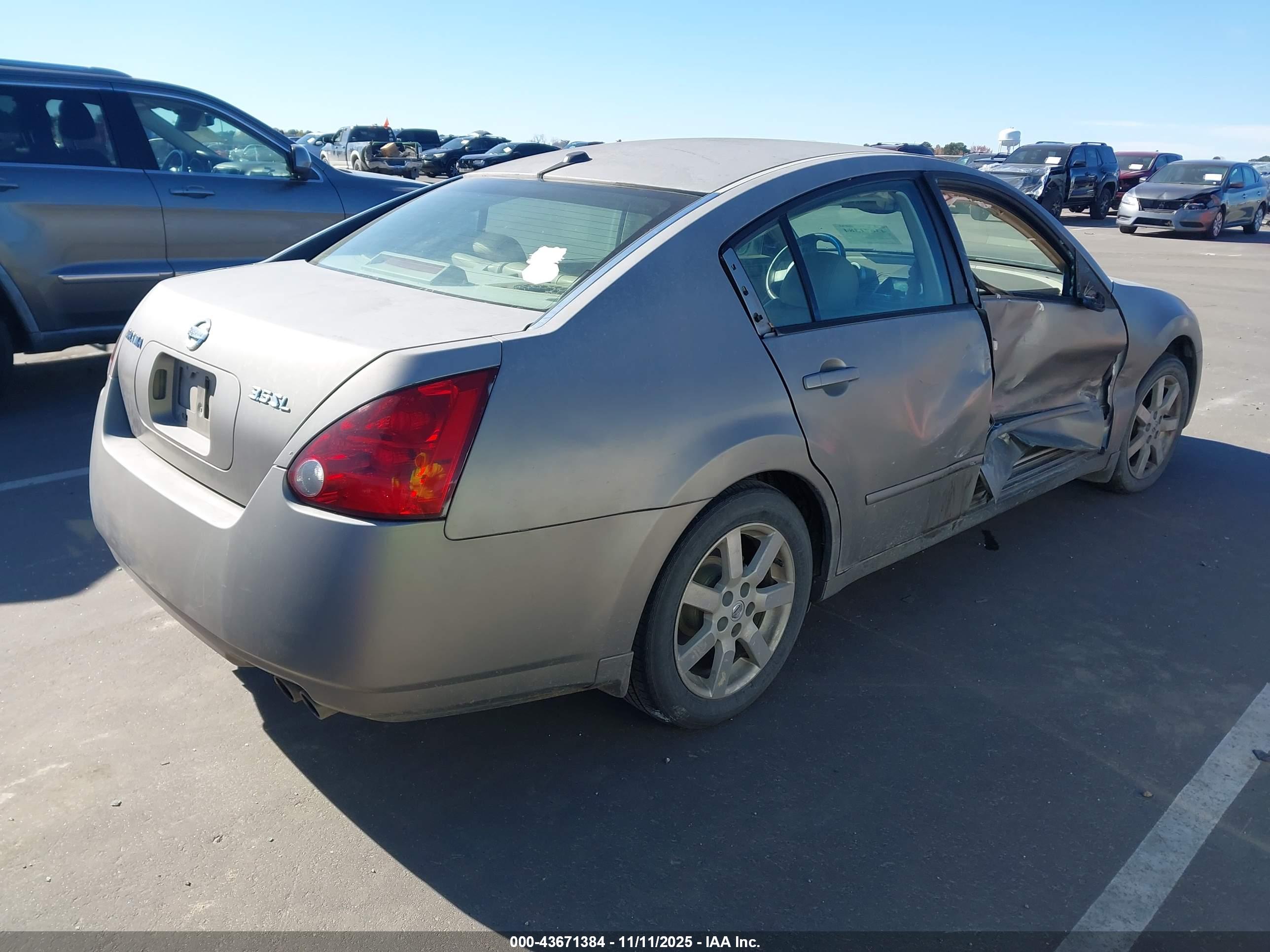 NISSAN MAXIMA image 4
