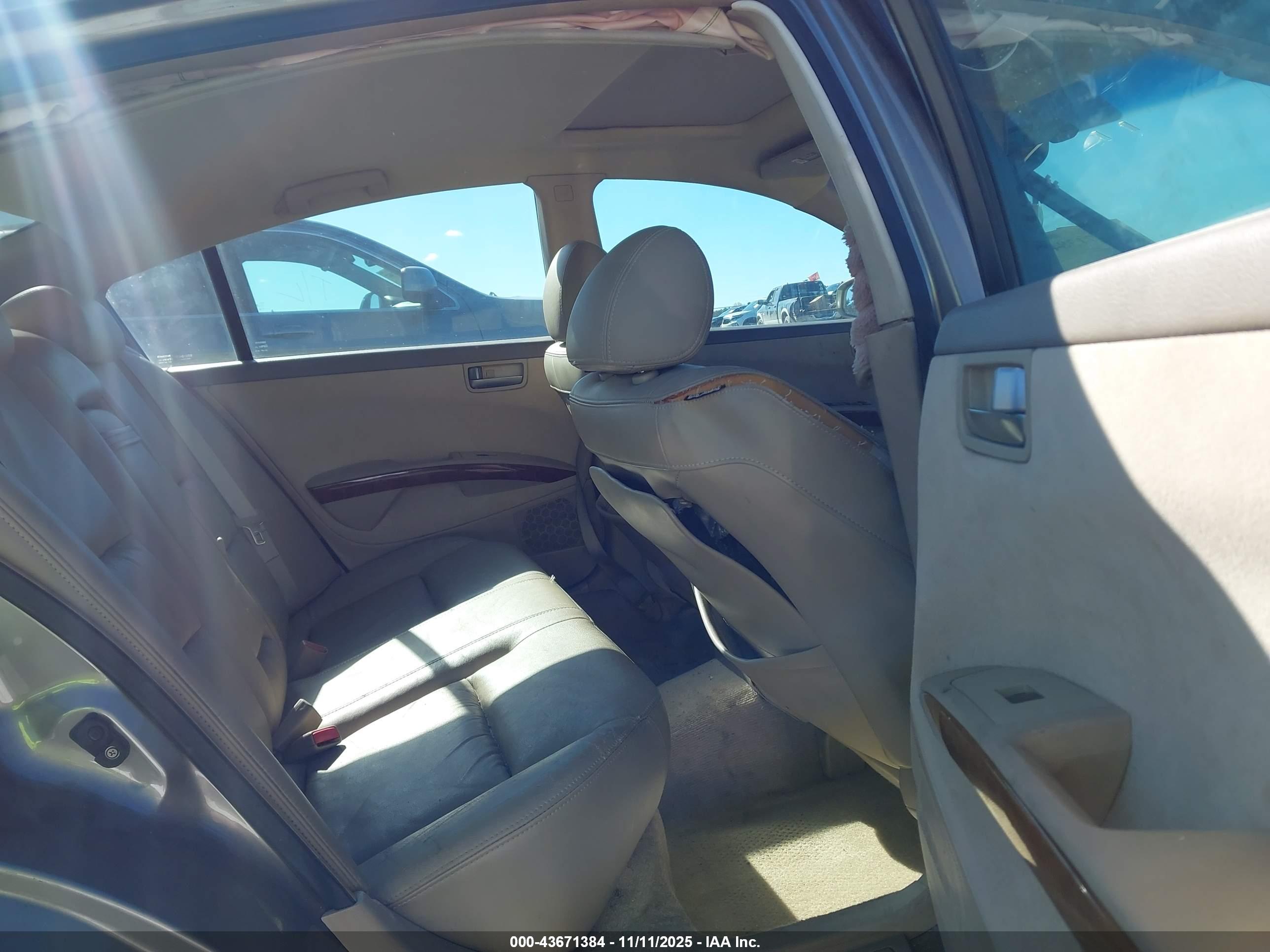 NISSAN MAXIMA image 8