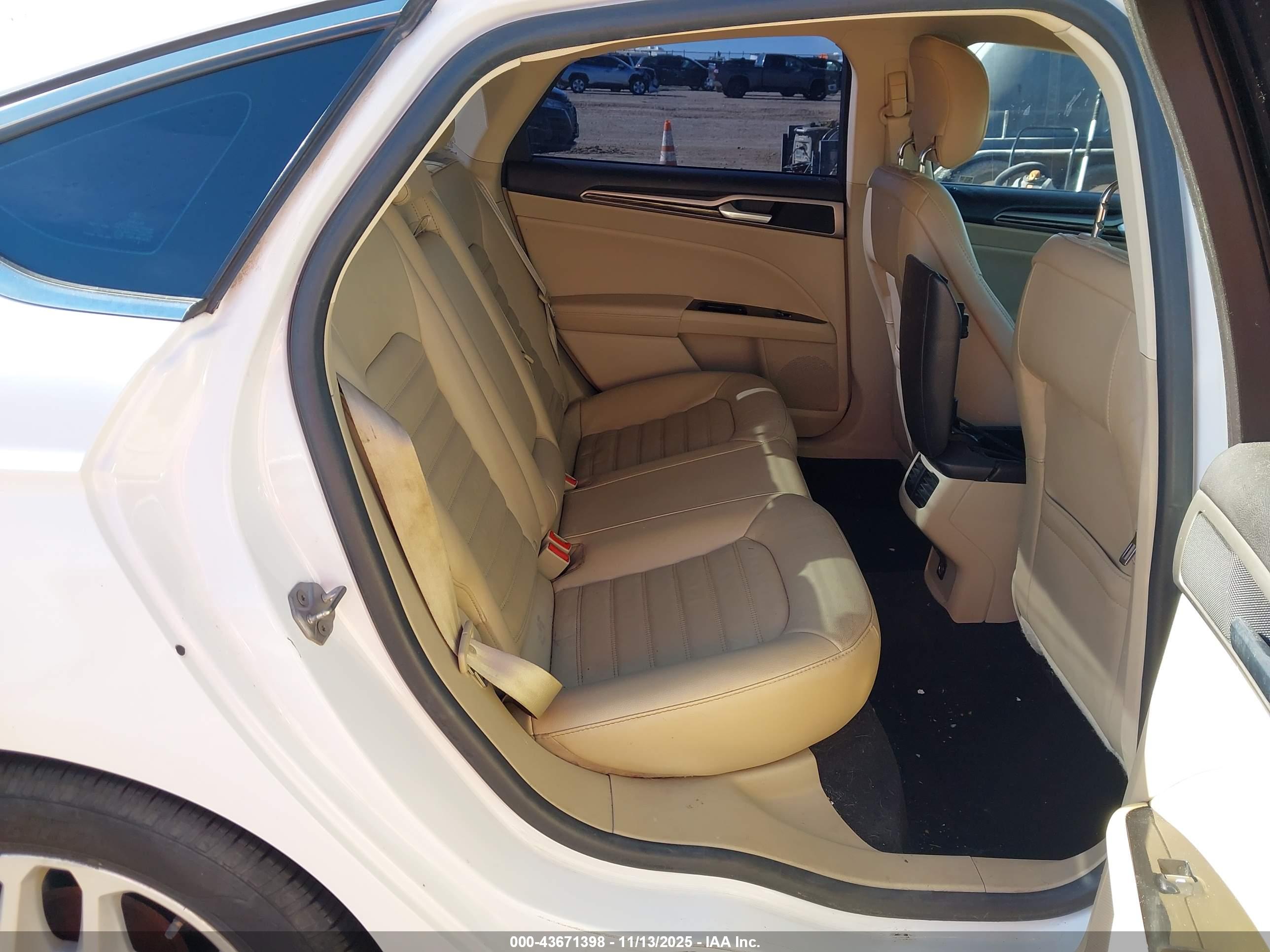 FORD FUSION image 8