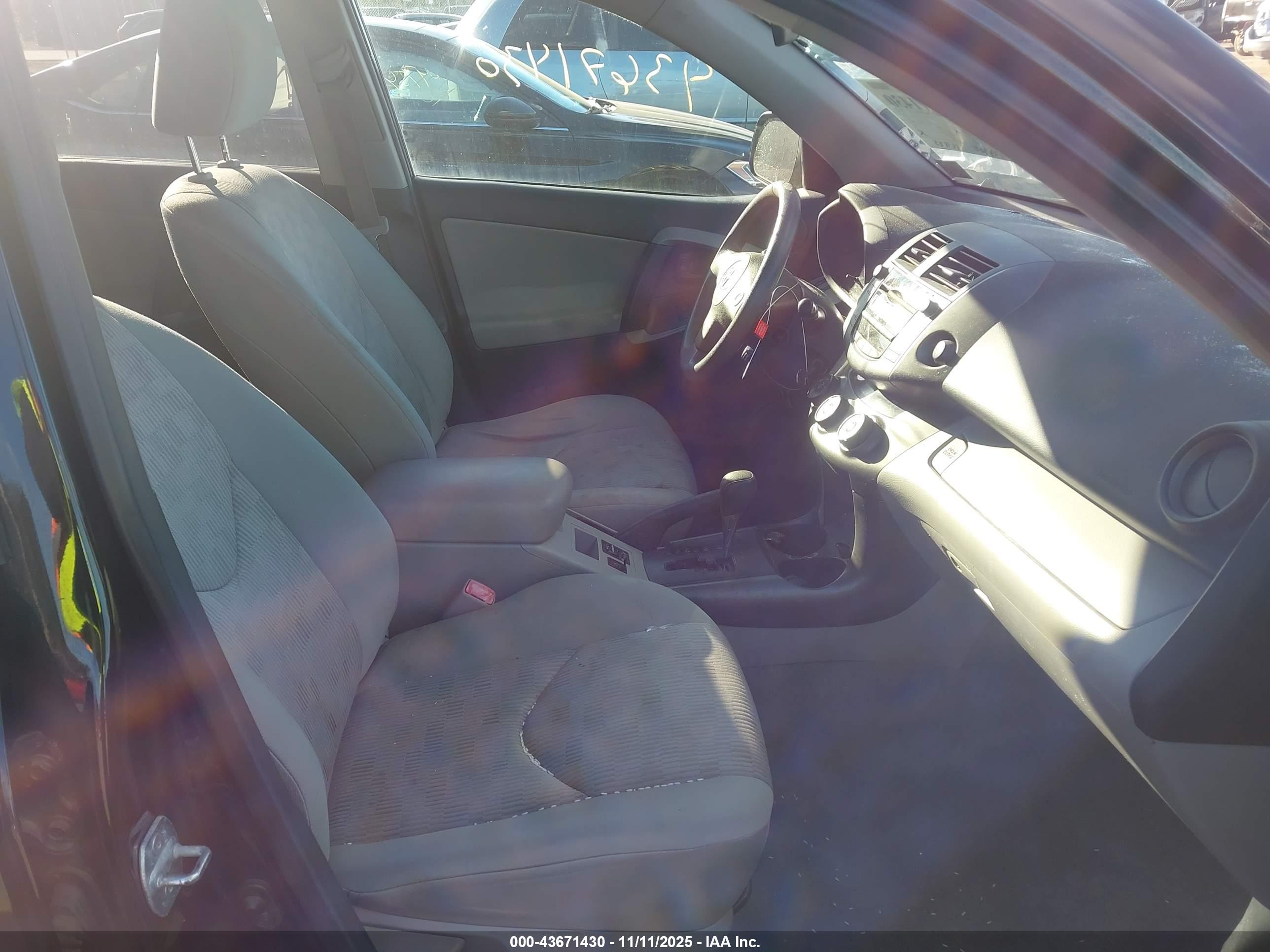 TOYOTA RAV4 image 5