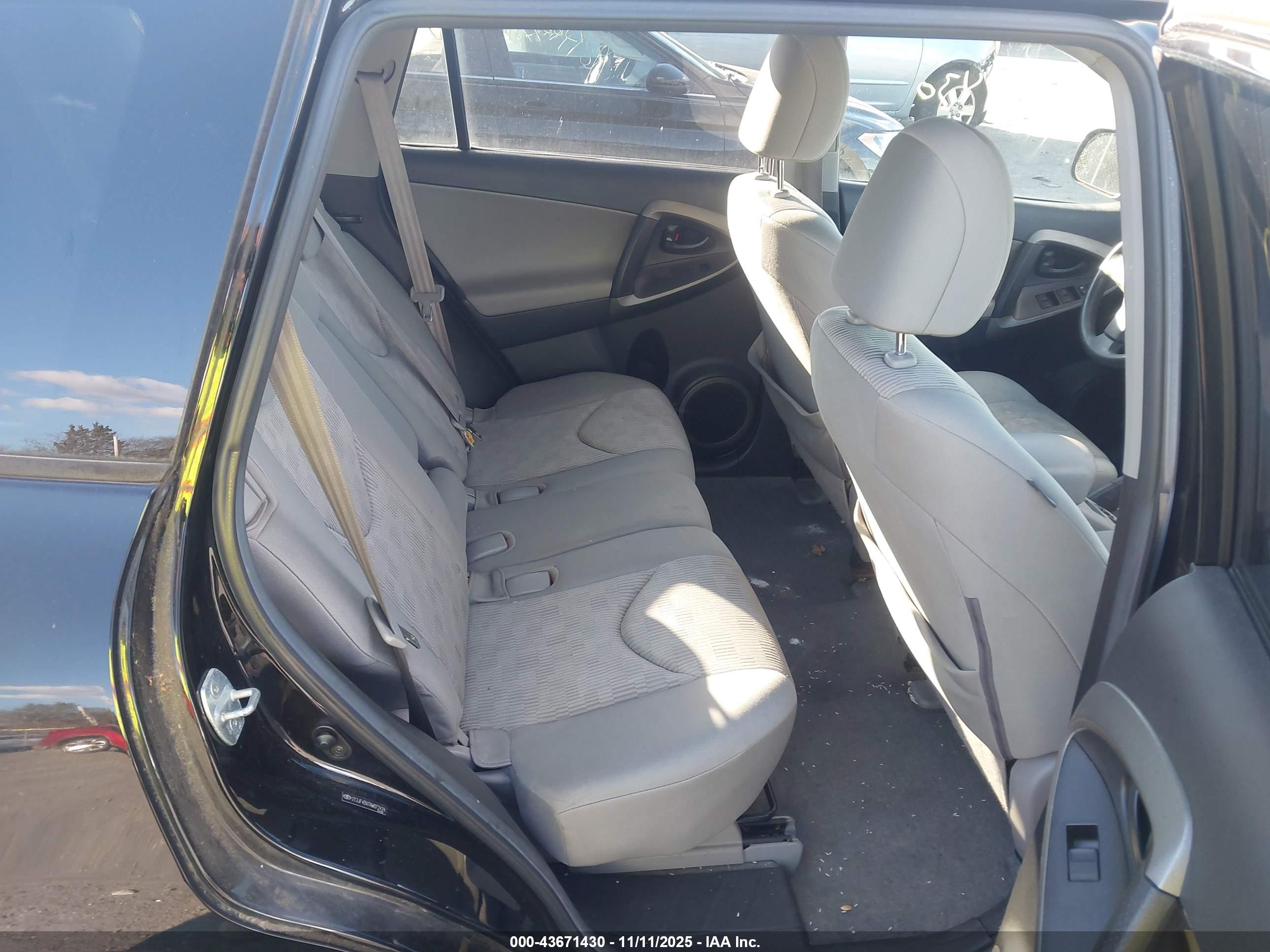 TOYOTA RAV4 image 8
