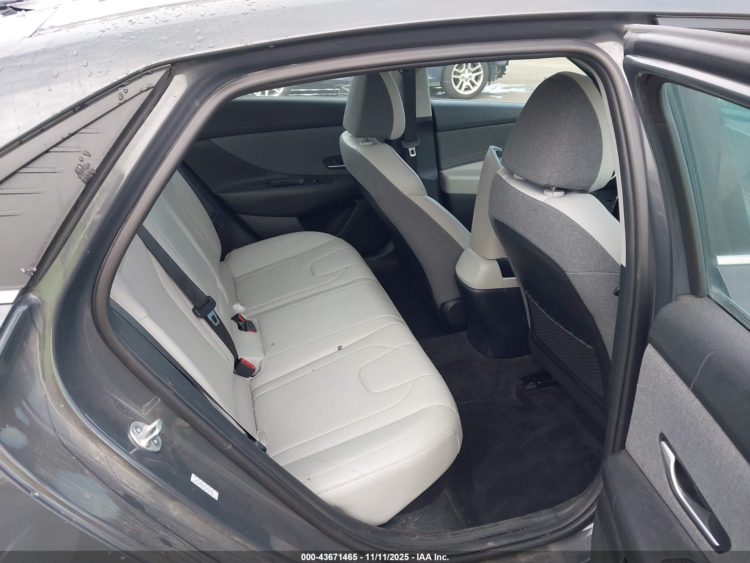 HYUNDAI ELANTRA image 8